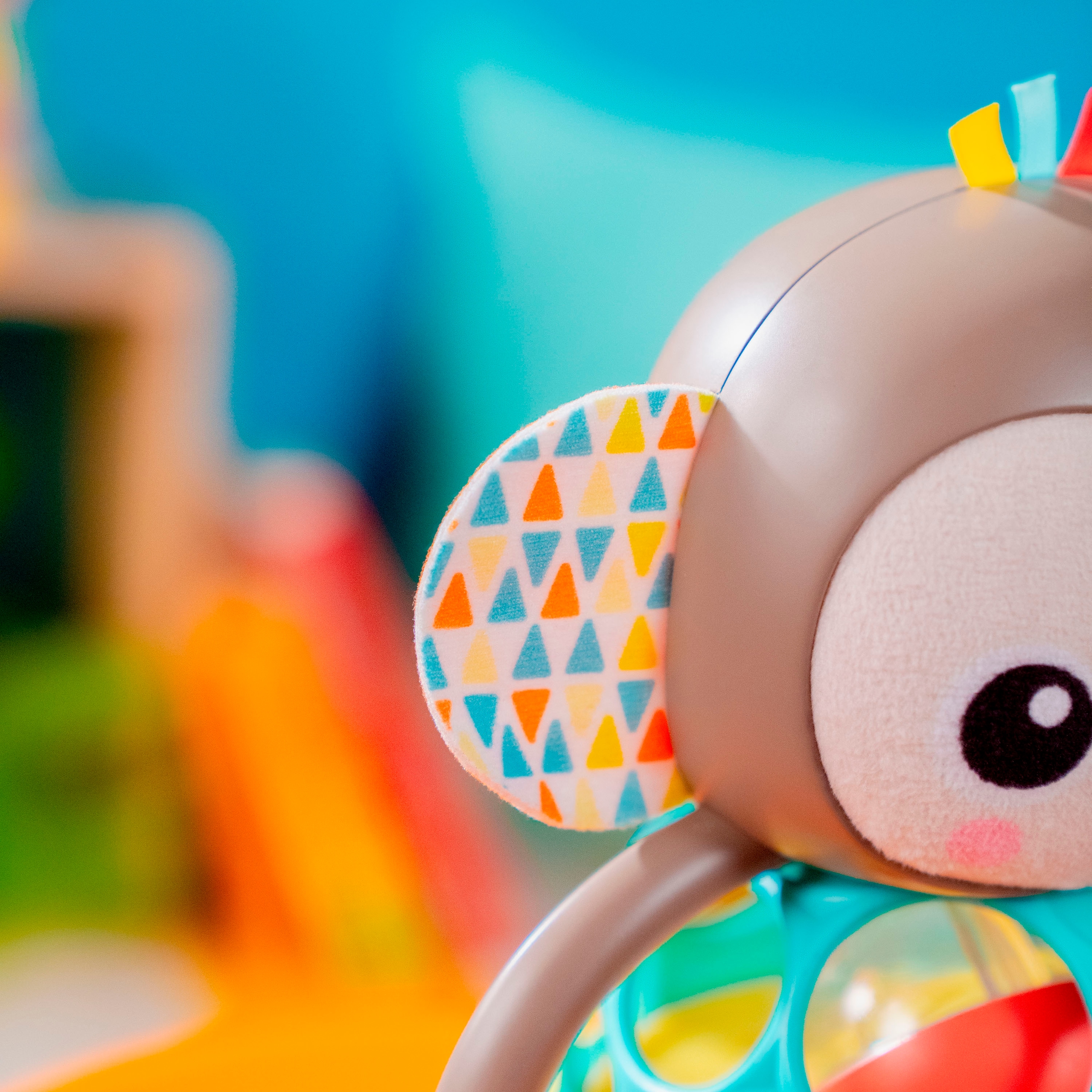 Bright Starts Greifspielzeug »Grab & Giggle Monkey™ Multi-Sensory Toy«, mit Sound