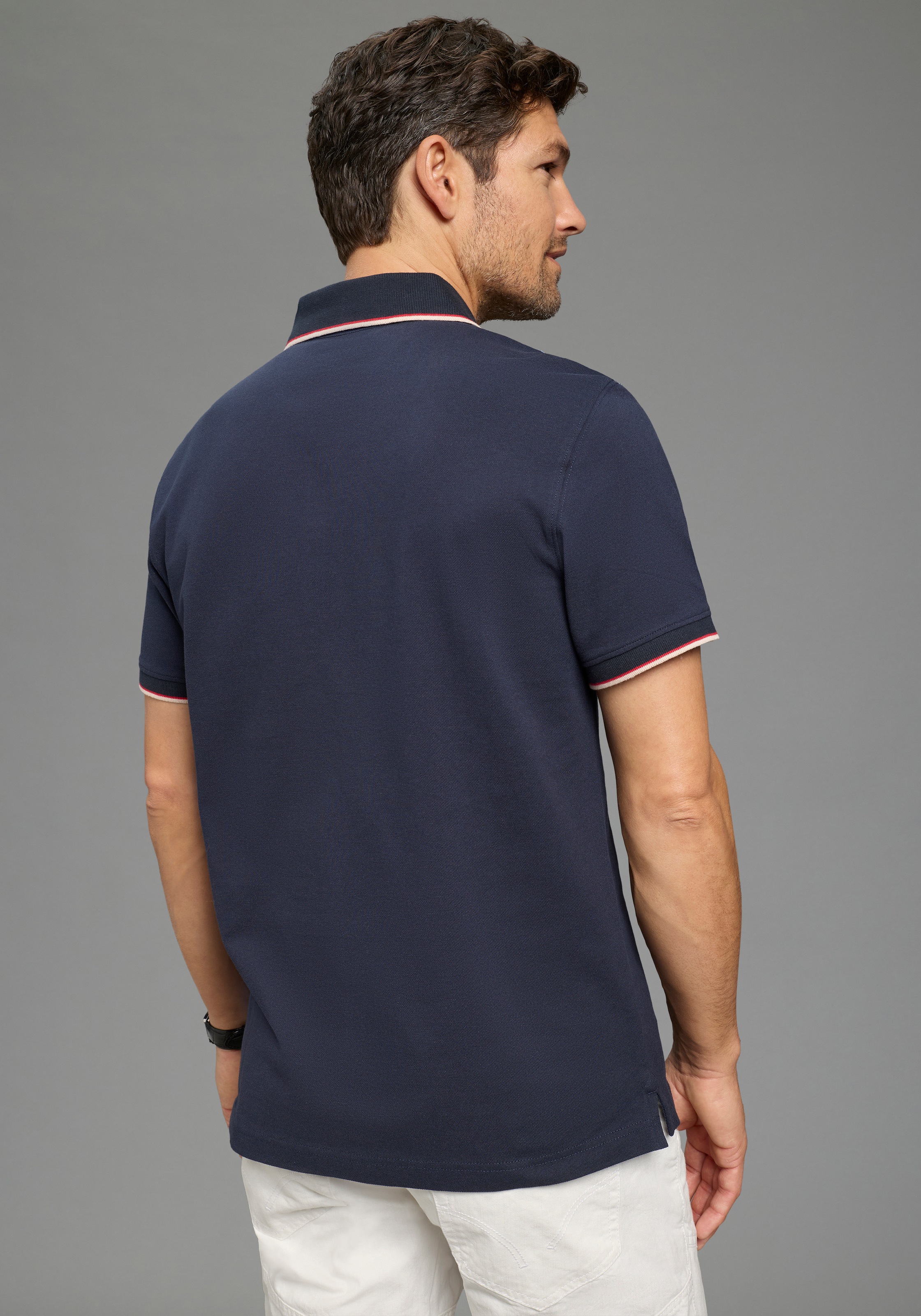 Man's World Poloshirt »Neue Kollektion!« normale Passform, Kurzarm, mit Print und Badge, aus Piqué-Material