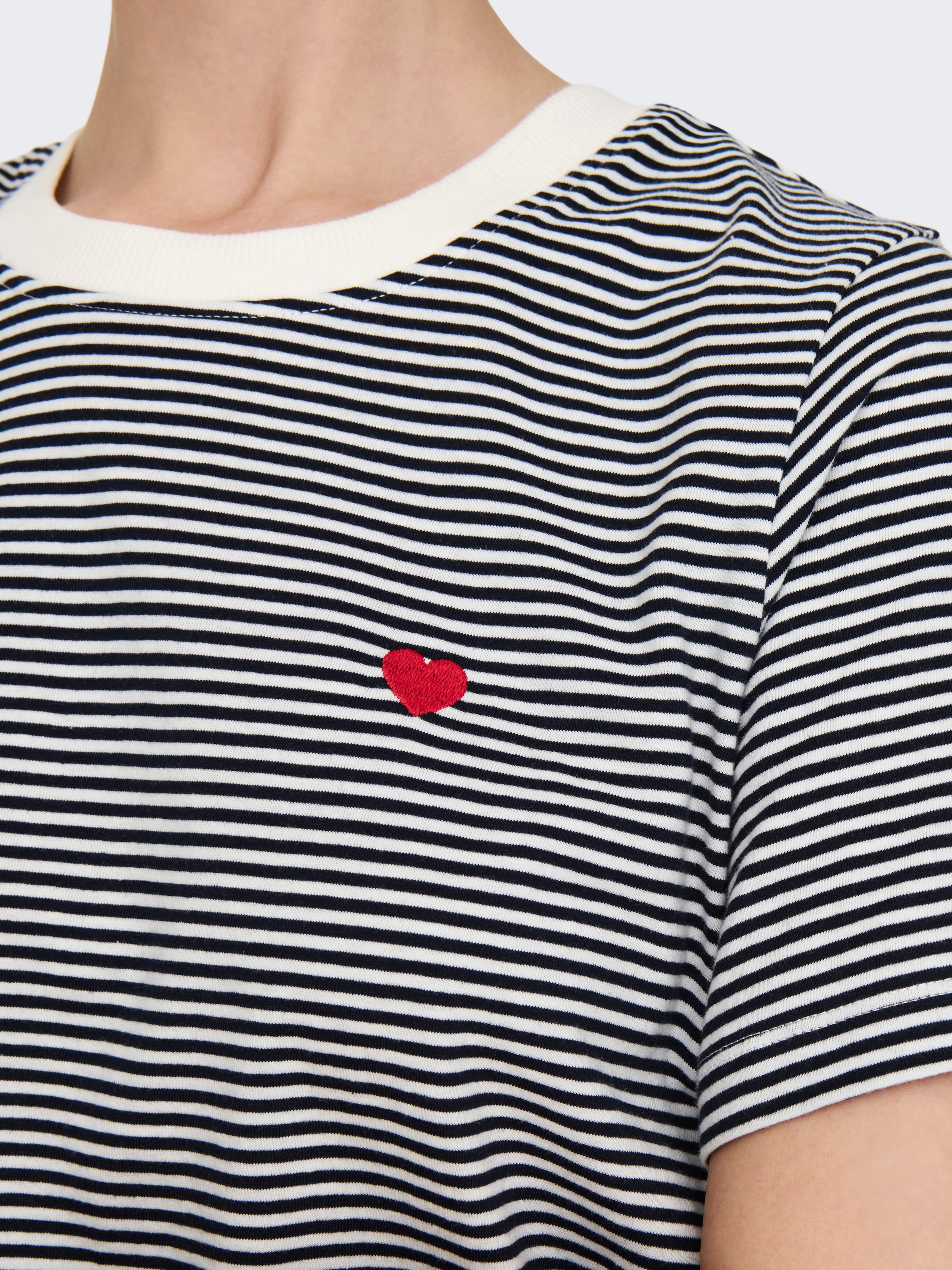 JDY »JDYPISA S/S PRINT TOP JRS NOOS« mit Herz Stickerei