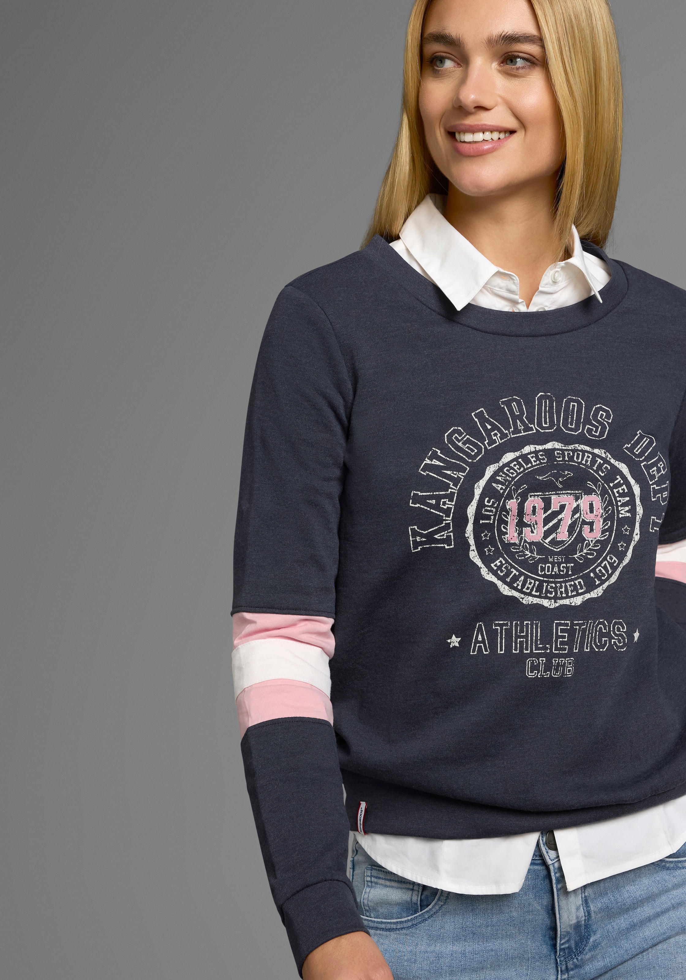 KangaROOS Sweatshirt, Langarm, figurumschmeichelnde Passform, bedruckte Optik