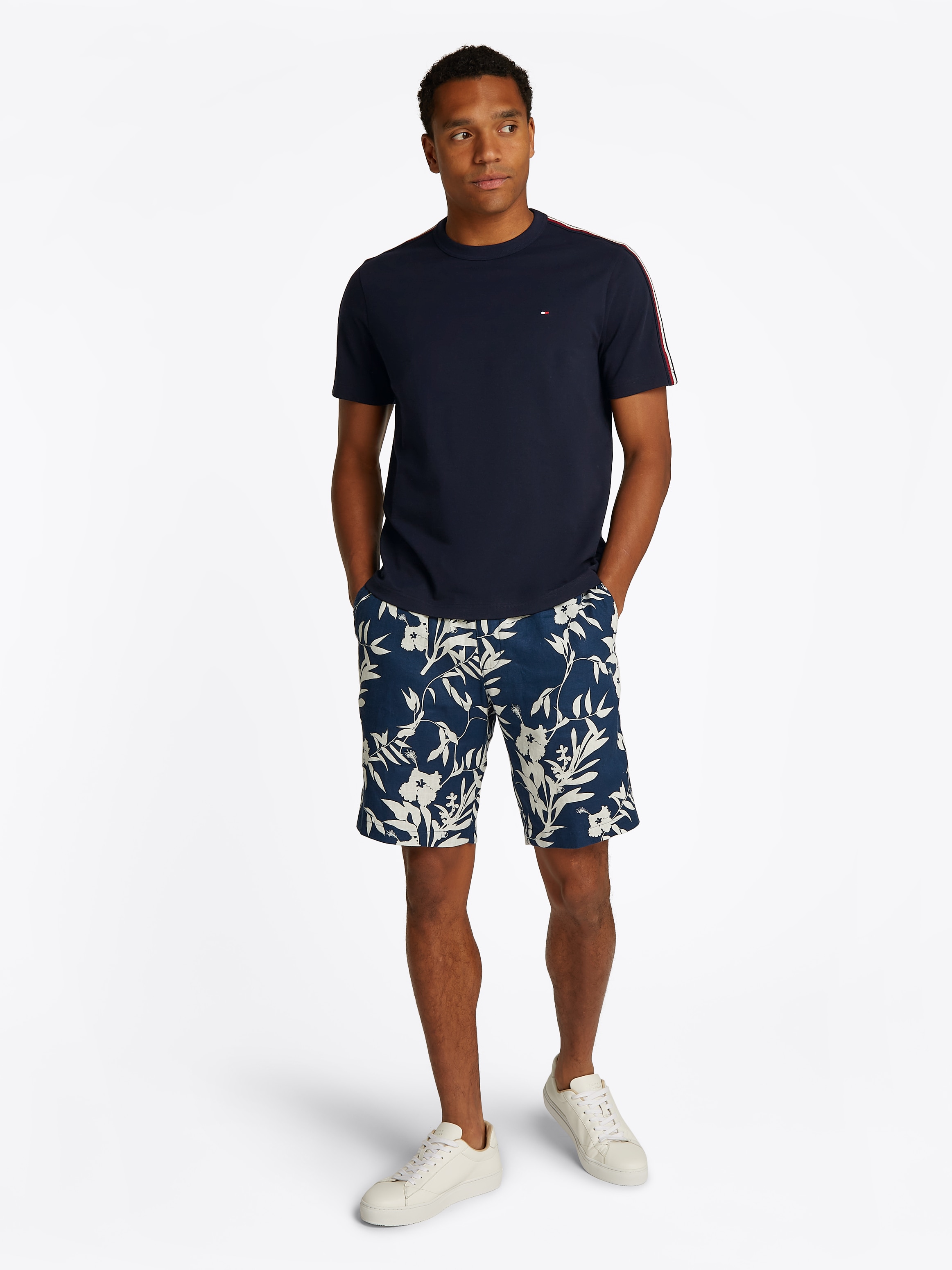 Tommy Hilfiger Kurzarmshirt »GLOBAL STRIPE TAPE TEE«, Mit Rundhalsausschnitt