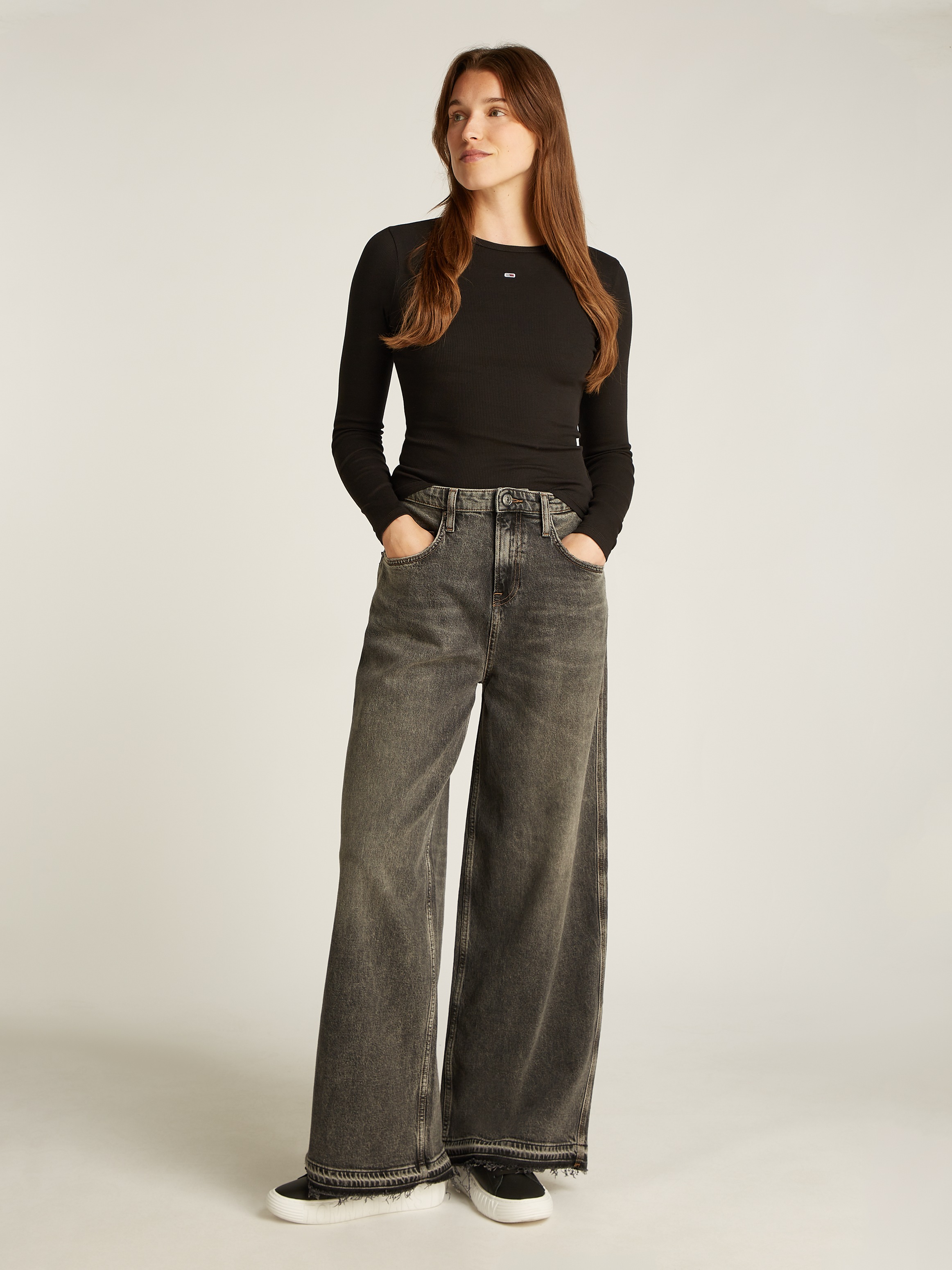 Tommy Jeans Langarmshirt »TJW SLIM ESSENTIAL RIB LS«, mit Logostickerei