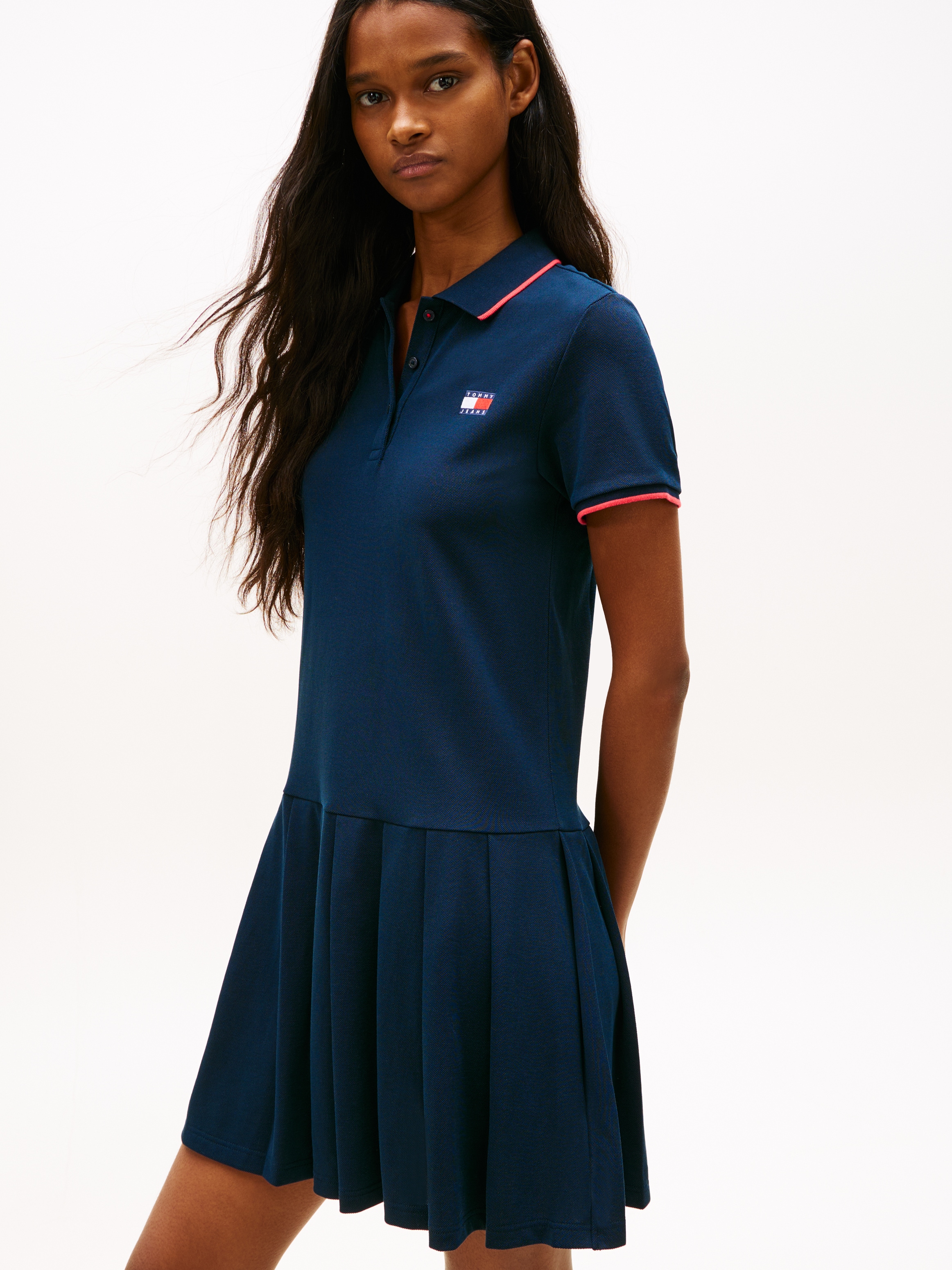 Tommy Jeans Polokleid »TJW BADGE PLEAT PIQUE DRESS EXT« mit Kontrastdetails, entspannte Passform