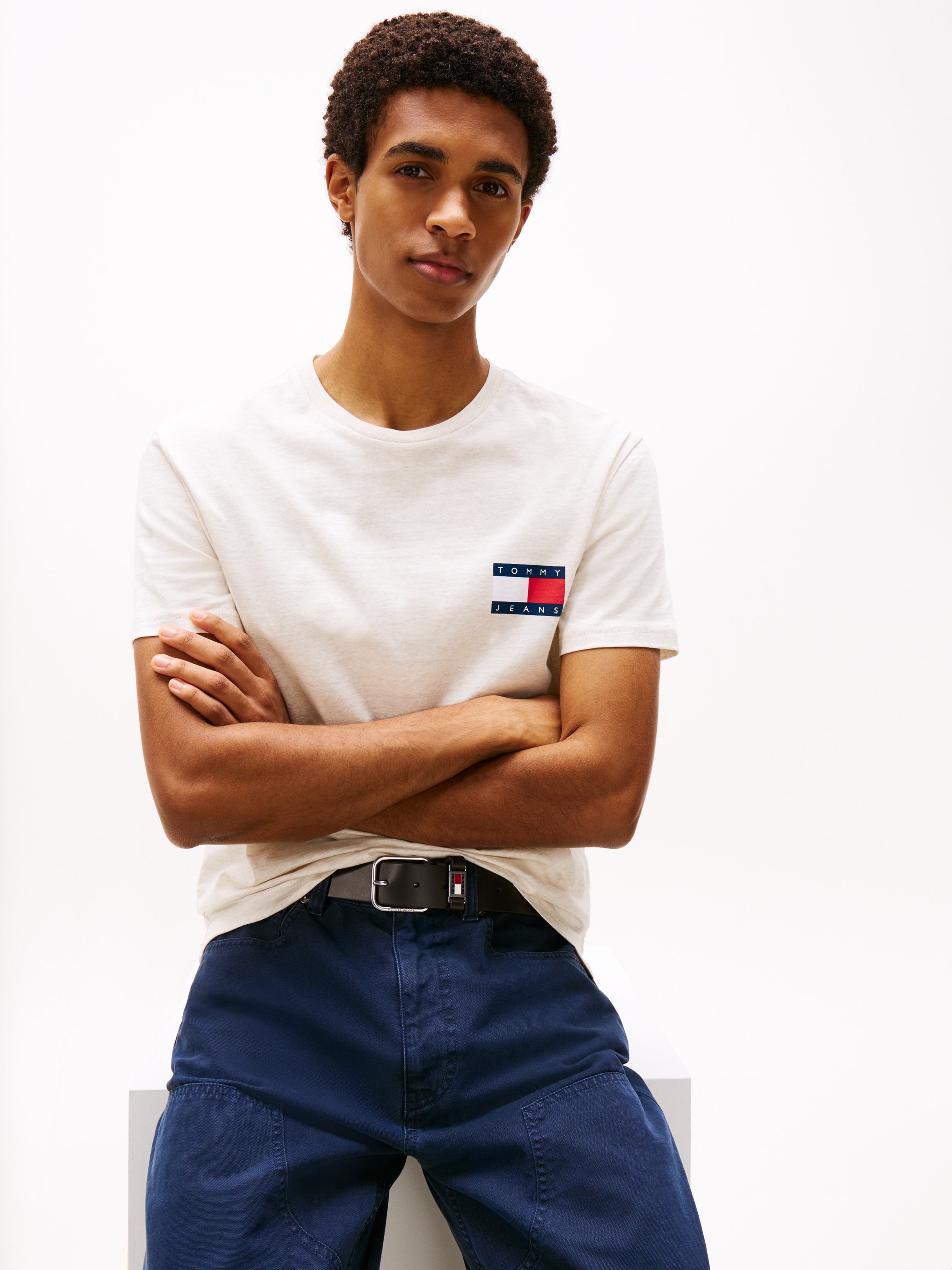 Tommy Jeans T-Shirt »TJM SLIM ESSENTIAL FLAG TEE EXT«, Mit Rundhalsausschnitt