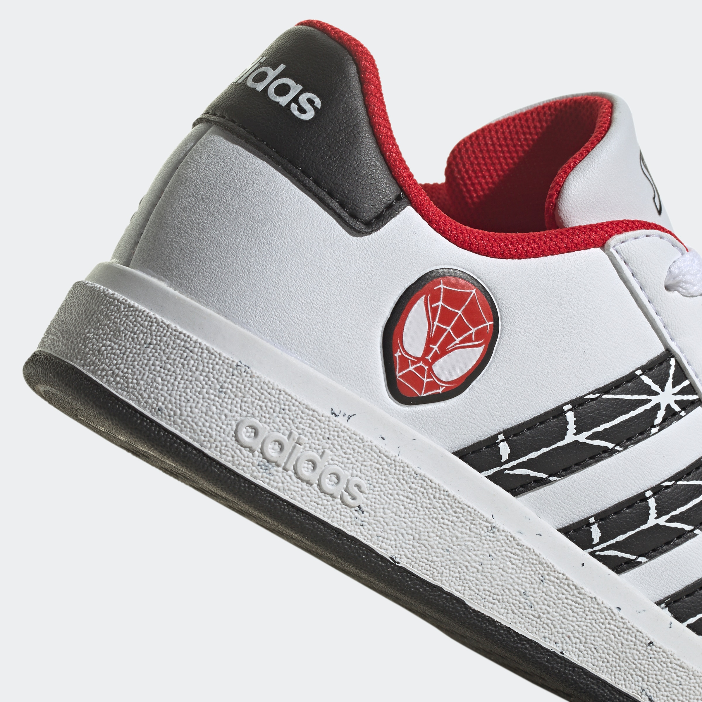 adidas Sportswear Sneaker »ADIDAS GRAND COURT X MARVEL SPIDER-MAN KIDS«, Design auf den Spuren des adidas Superstar