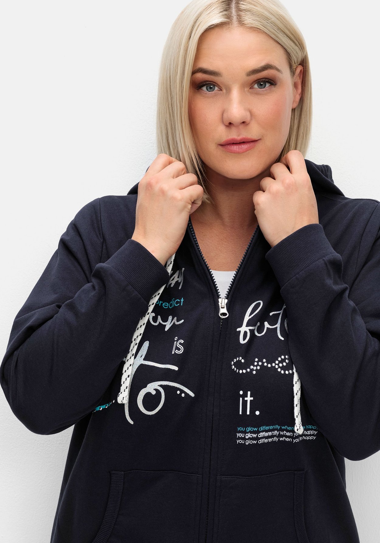 Sheego Kapuzensweatjacke »Sweatjacke mit Print und Kängurutasche«, mit Print und Kängurutasche