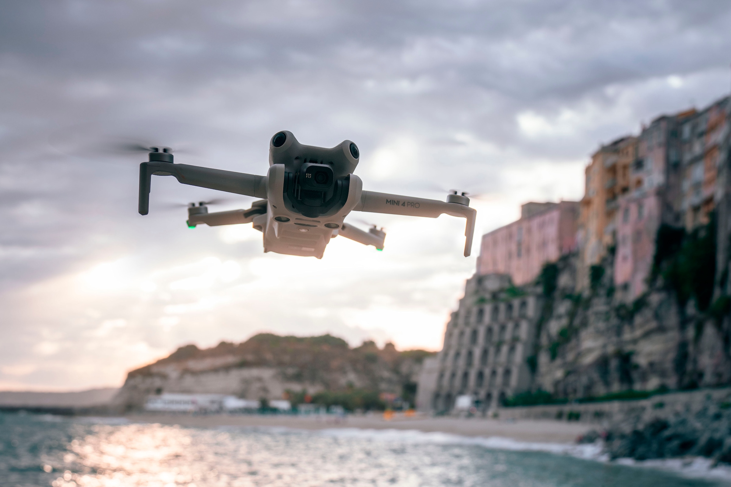 DJI Drohne »Mini 4 Pro«, (DJI RC 2 Fernsteuerung)