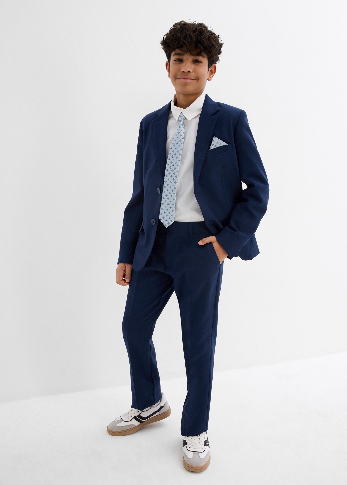 bonprix Anzug Set, 4 tlg. normal bestehend aus Hose mit verstellbarem Bund, Hemd, Sakko und Krawatte
