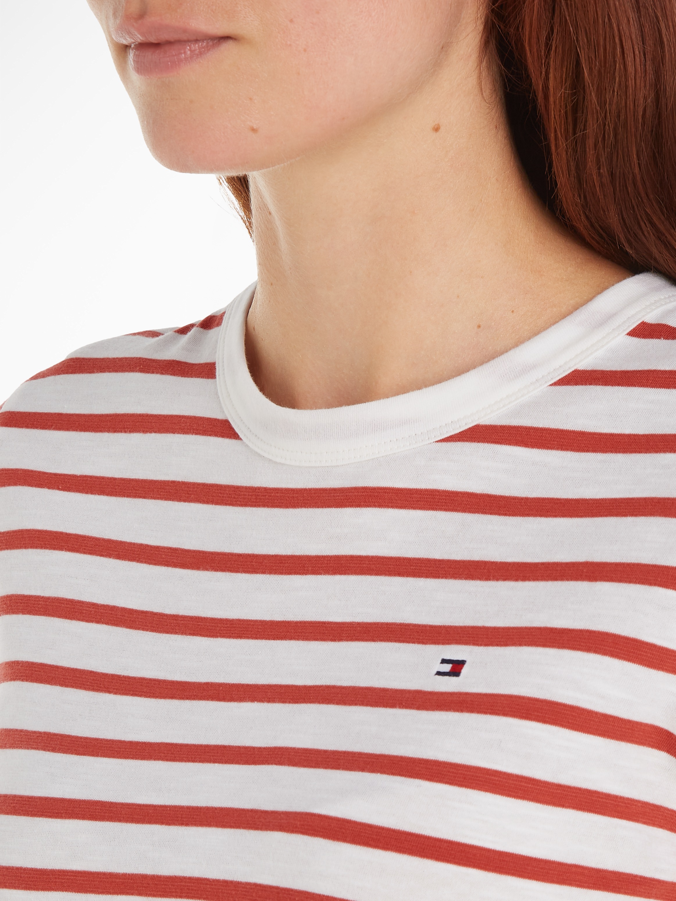 Tommy Hilfiger Rundhalsshirt »1985 SLIM SLUB C-NK SS«, mit Logostickerei