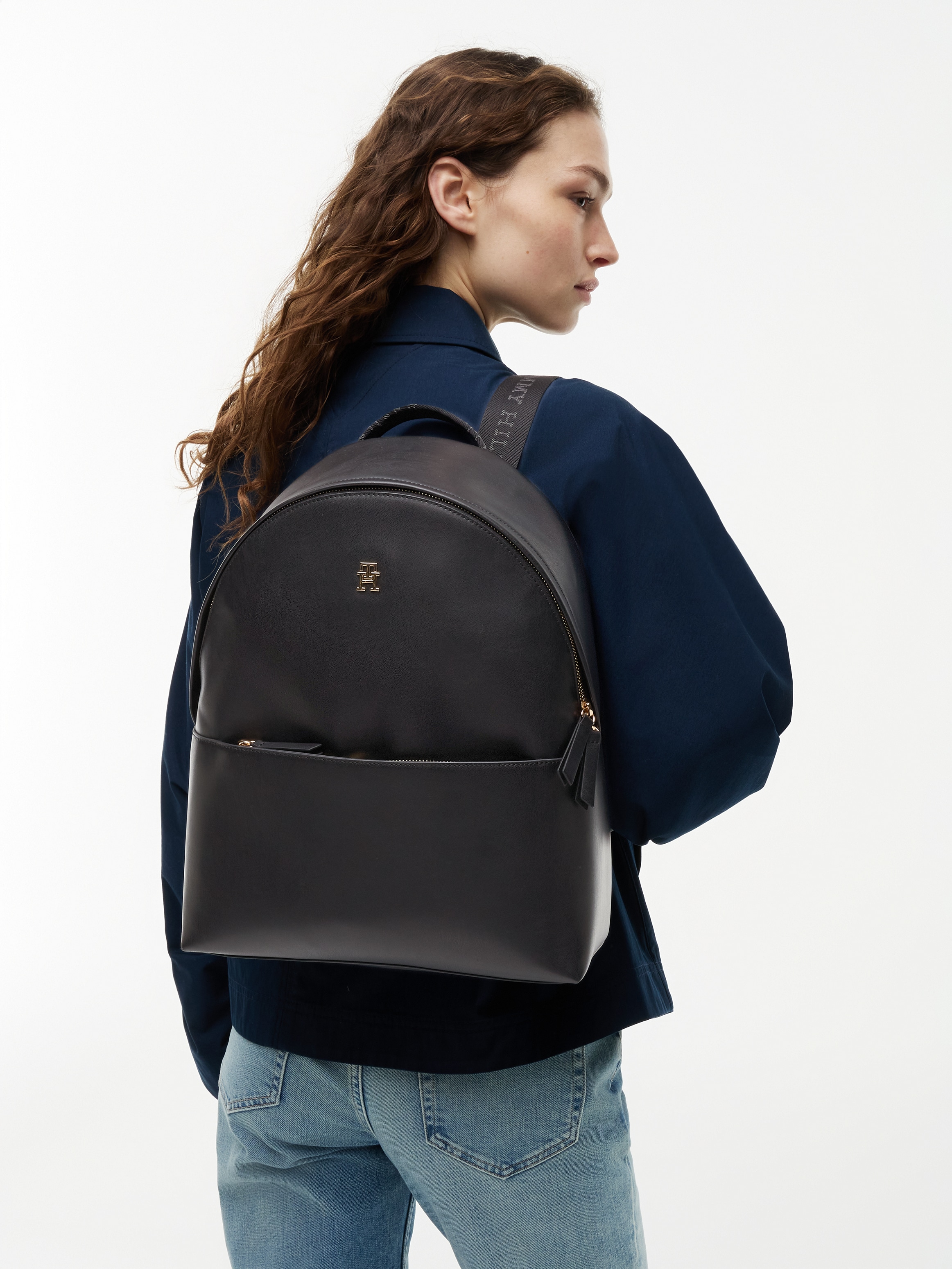 Tommy Hilfiger Cityrucksack »IM LATAM LOGO BACKPACK« Damen Freizeitrucksack mit zusätzlichem Vordertaschenfach
