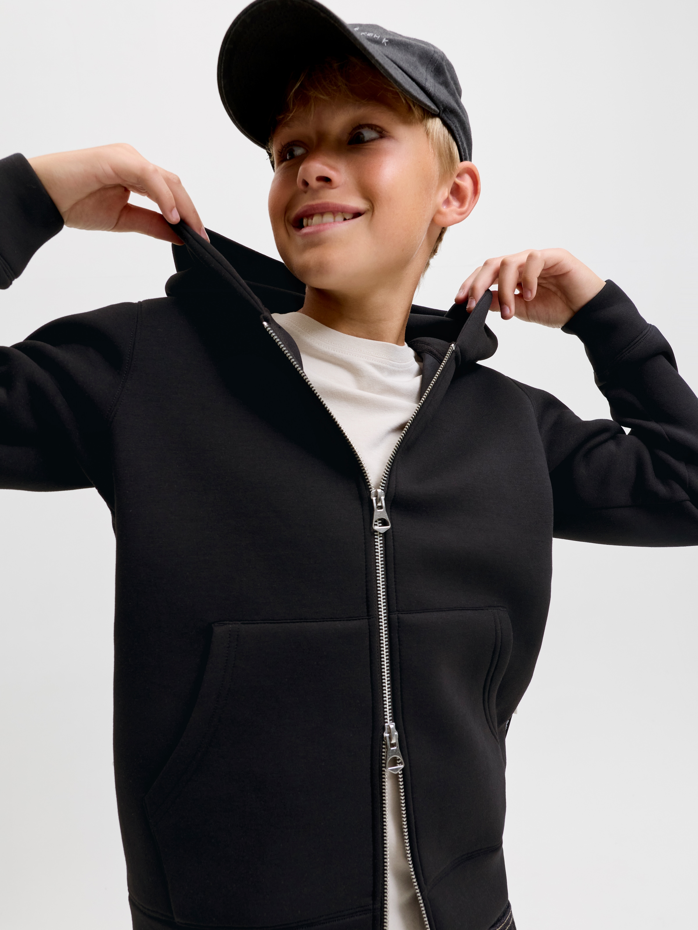 Jack & Jones Junior Kapuzensweatjacke »JCOLEGACY SWEAT SCUBA ZIP HOOD SN JNR« Materialmix, locker geschnitten
