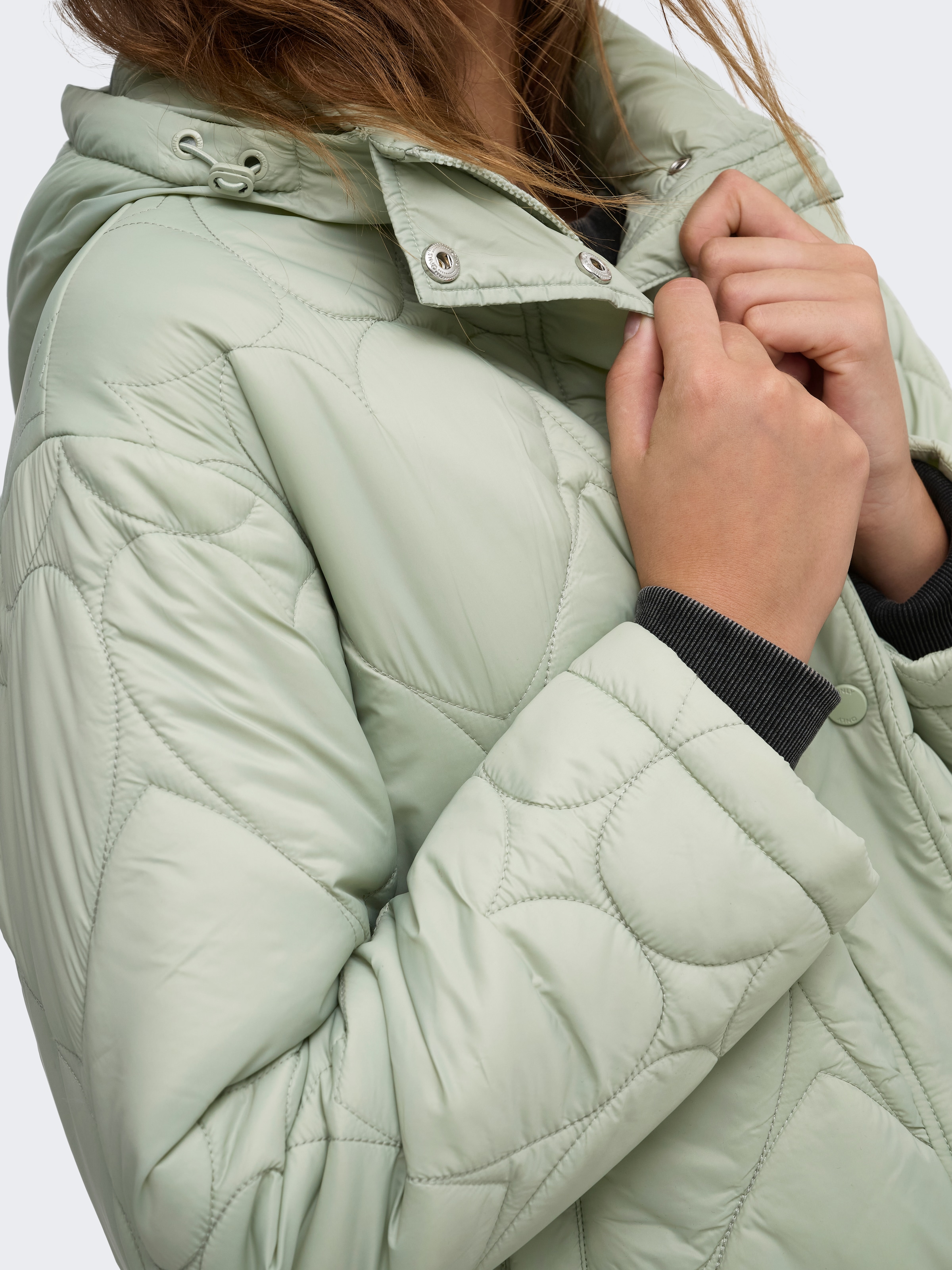ONLY Steppjacke »ONLTAHIA LW HEART HOOD JACKET CC OTW« mit Kapuze Kunstfaser