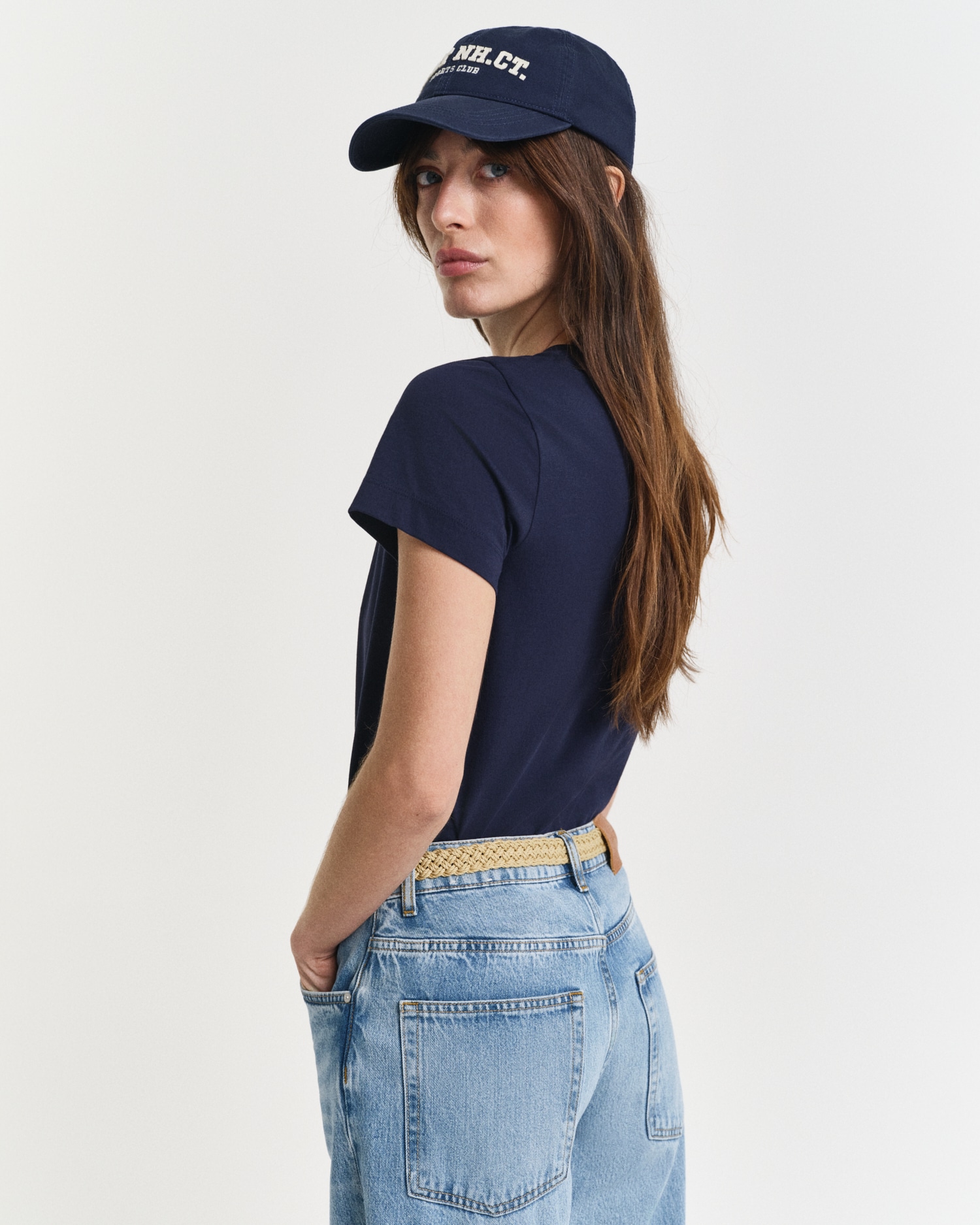 Gant T-Shirt »REG SHIELD KA T-SHIRT«, mit einer kleinen aufgestickten Wappen-Grafik auf der Brust