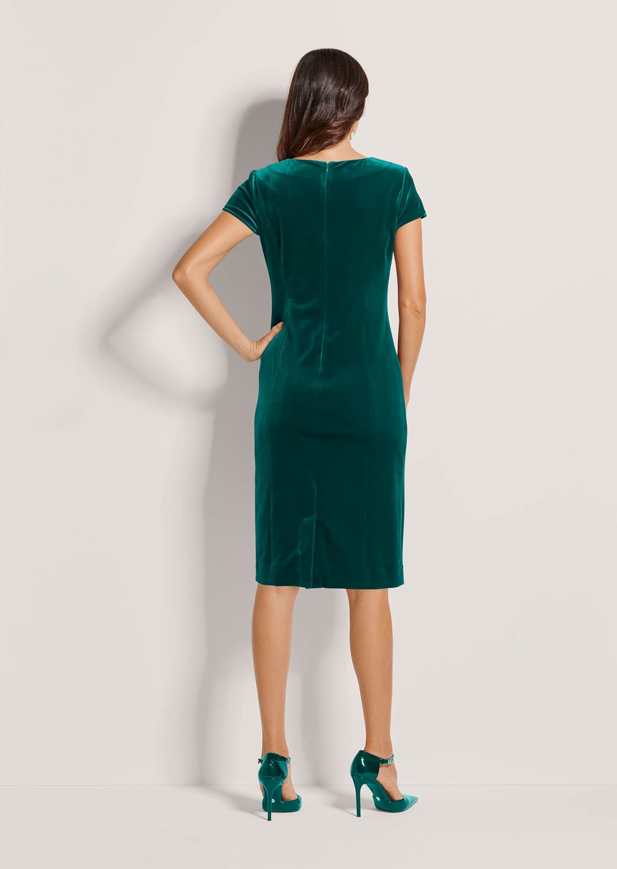 MADELEINE Sommerkleid »Etuikleid Kurzarm Samtkleid in Midilänge« Samtkleid