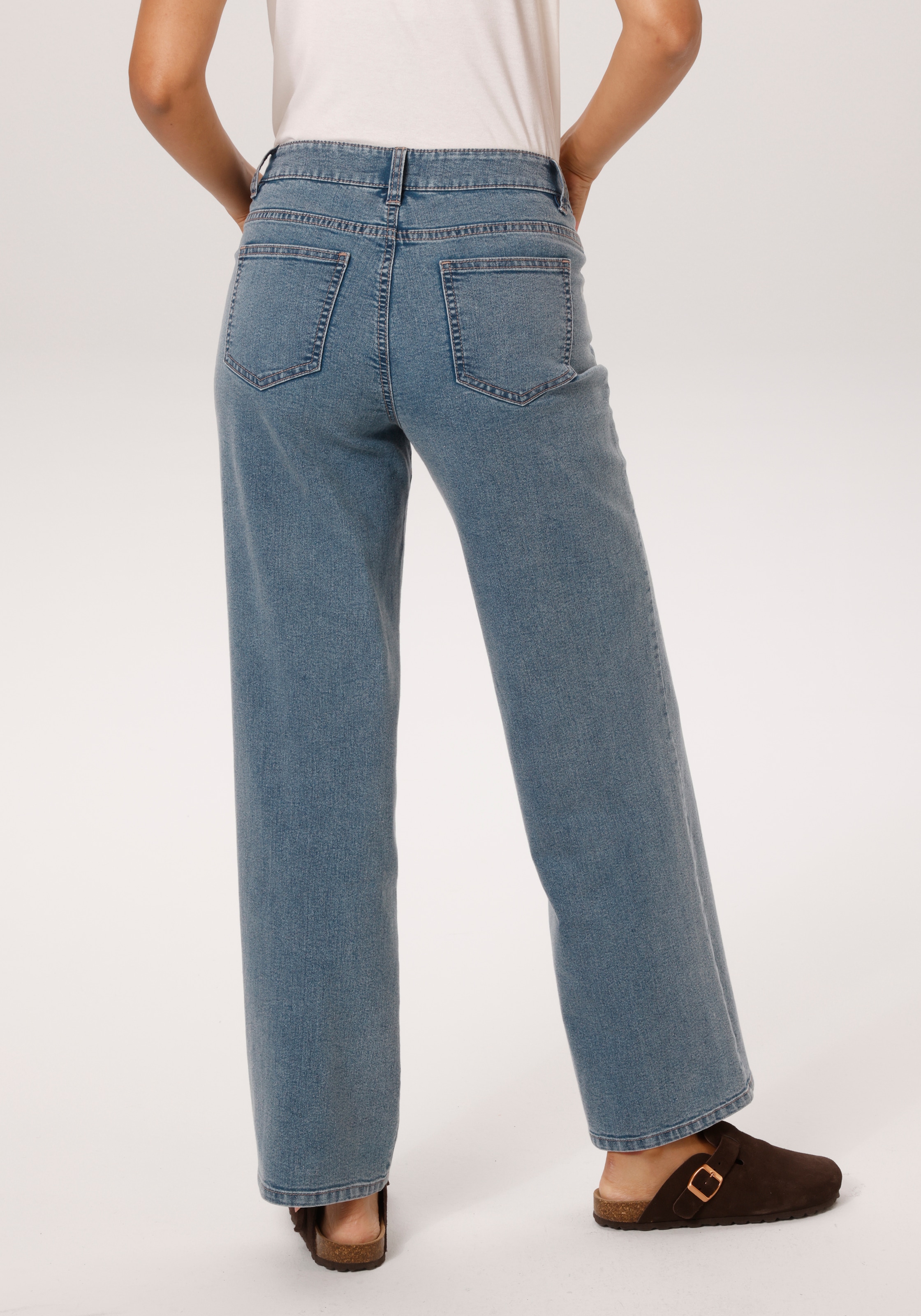 Aniston CASUAL Straight-Jeans mit extravaganten, asymmetrischem Verschluss - NEUE KOLLEKTION