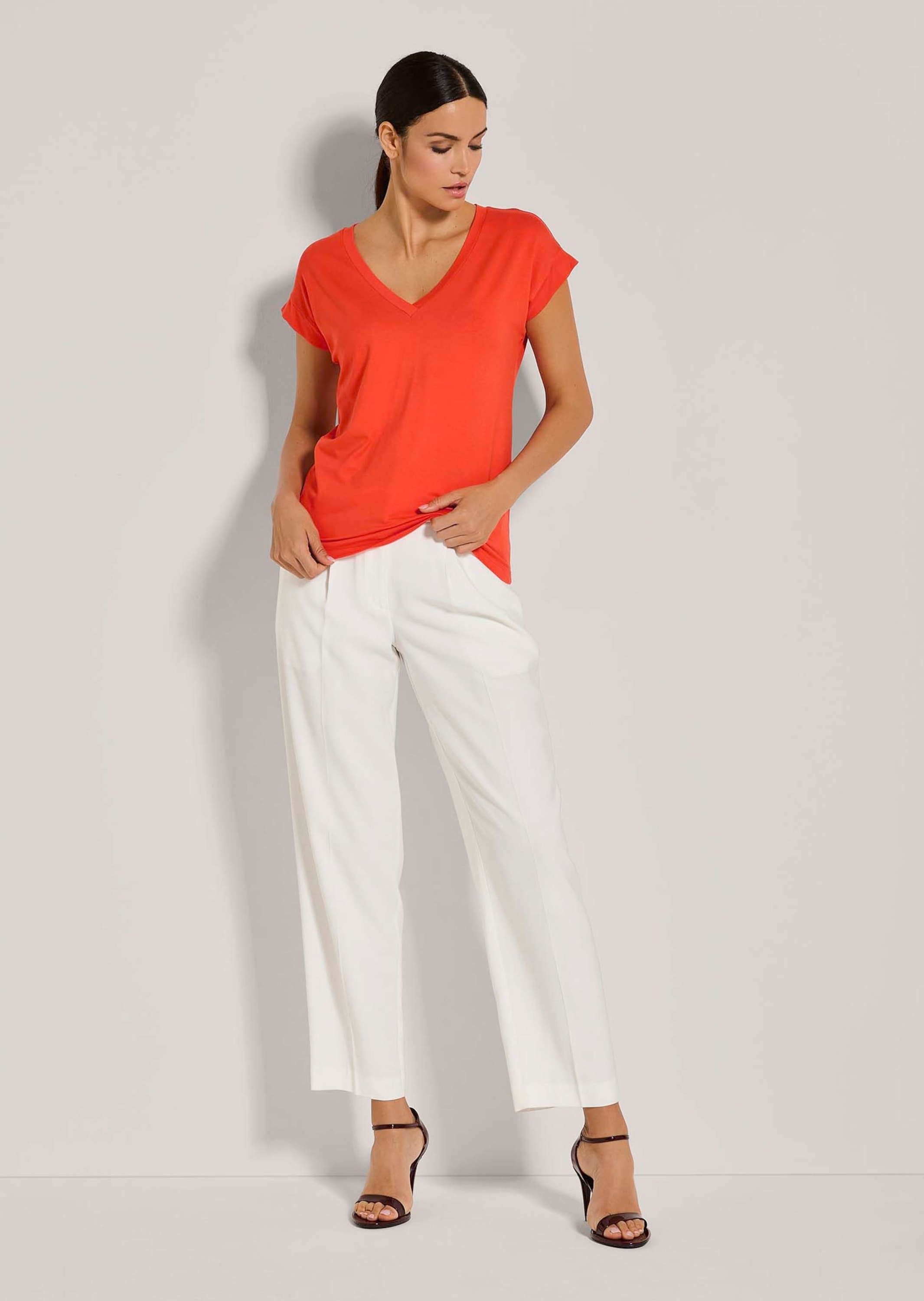 MADELEINE Kurzarmshirt »Shirt Zeitloses Blusenshirt mit V-Ausschnitt«