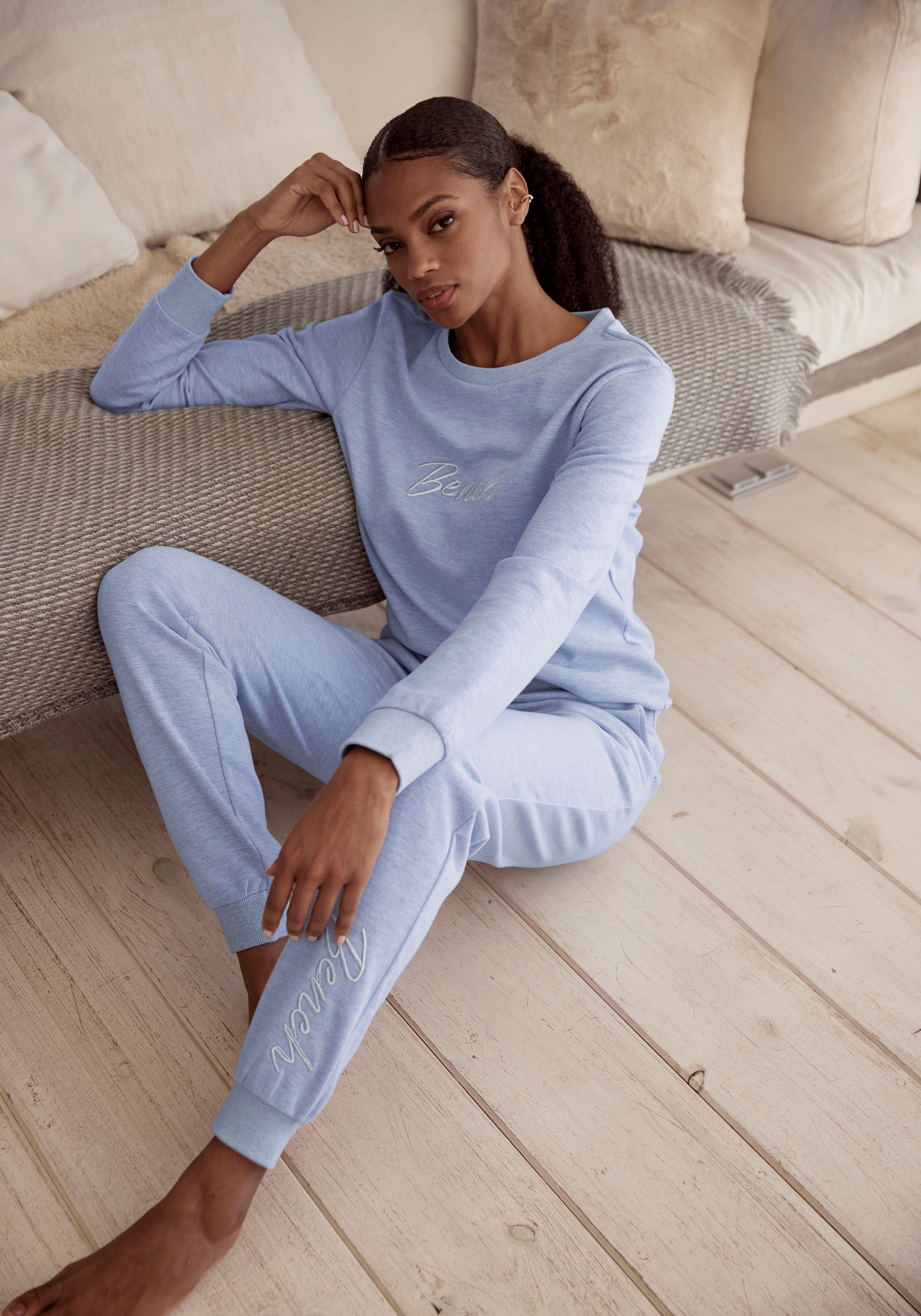Bench. Loungewear Sweatshirt, mit glänzender Logostickerei, Loungewear