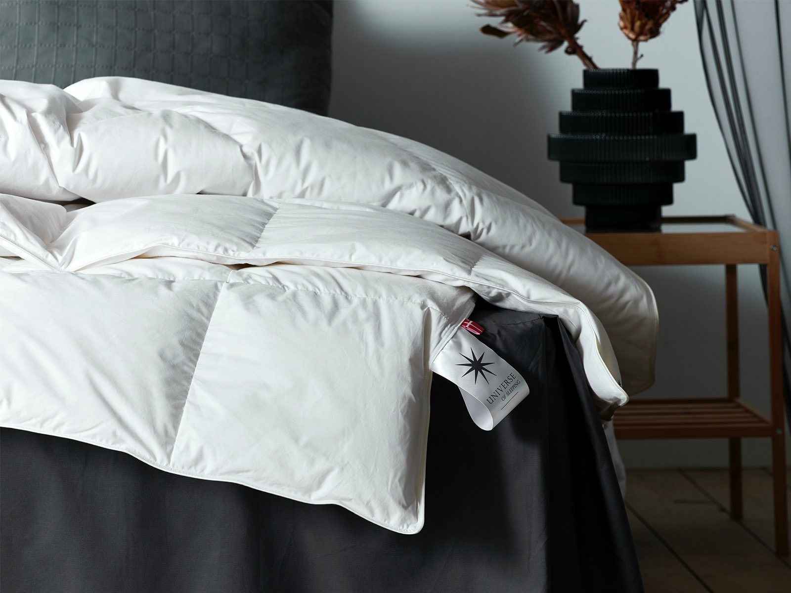 Universe of sleeping Kunstfaserbettdecke »Pegasus, pflegeleicht, Allergikergeeignet, 3 Wärmekl., Made in Denmark«, leicht, Füllung Mischung aus 50% Polyesterfasern & 50% Europäische Feder-Daunenfüllung, (1 St.)
