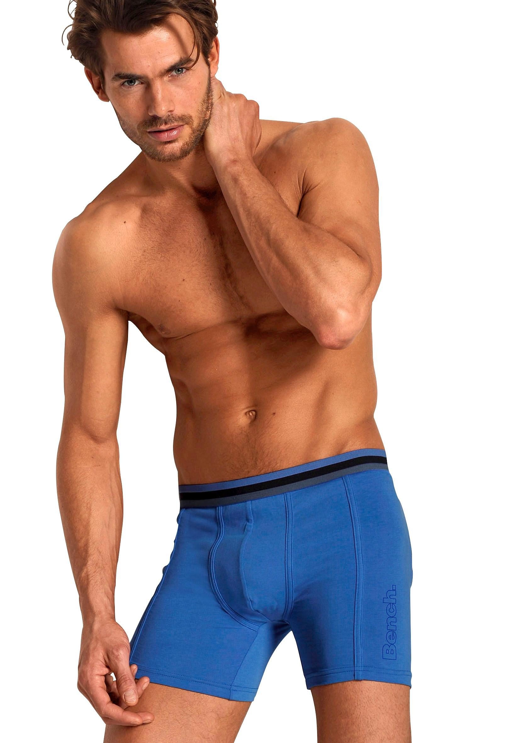 Bench. Langer Boxer, (Packung, 3 St.), Unterhosen mit elastischem Bund und Logodruck auf dem Bein