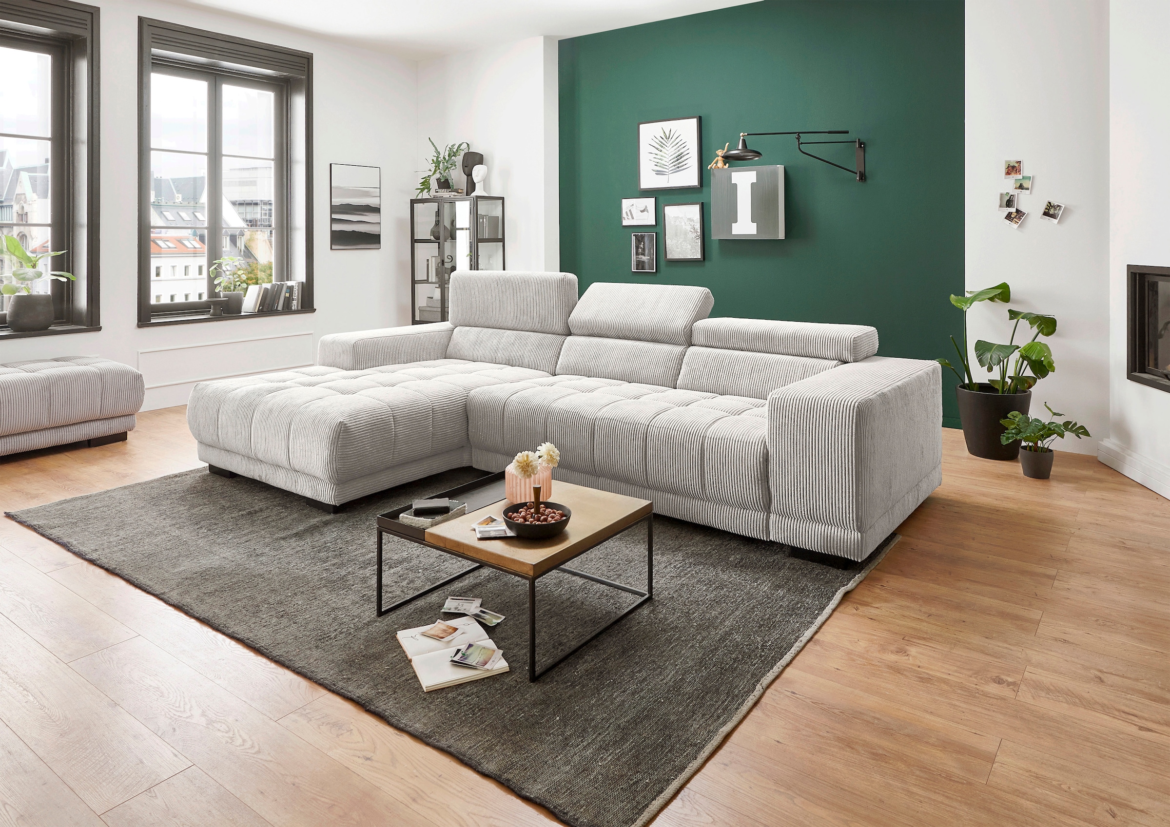 Die PlanBar Ecksofa »MP-IN15053 L-Form schmaler Schenkel« mit Kopfteilverstellung, wahlweise mit manueller Vorziehbank