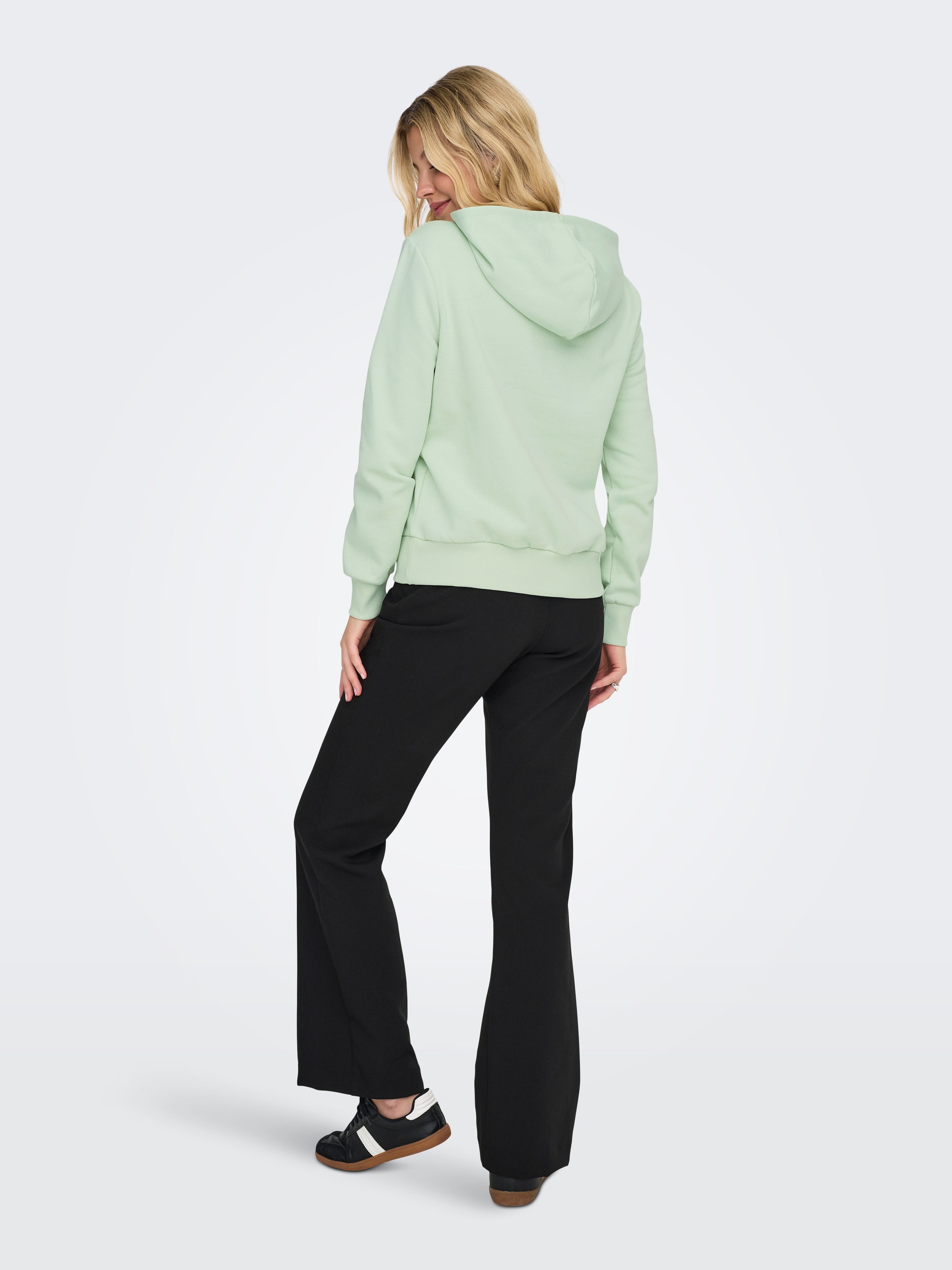 ONLY Kapuzensweatshirt »ONLNOLI L/S HEART HOOD SWT NOOS«, Baumwollmischung, regular fit
