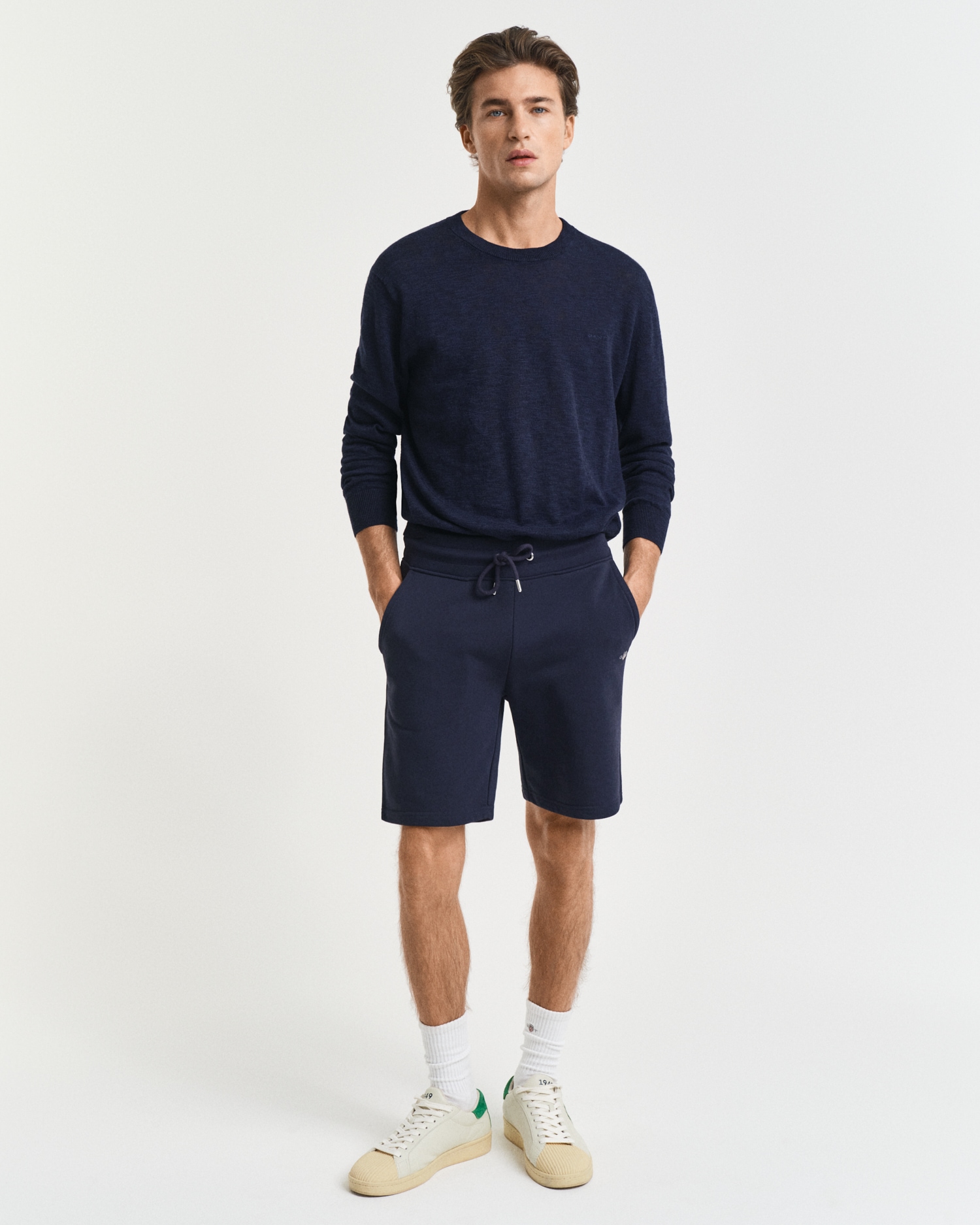 Gant Sweatshorts »REG SHIELD SWEAT SHORTS«  mit einer kleinen Logostickerei unter der Eingriffstasche