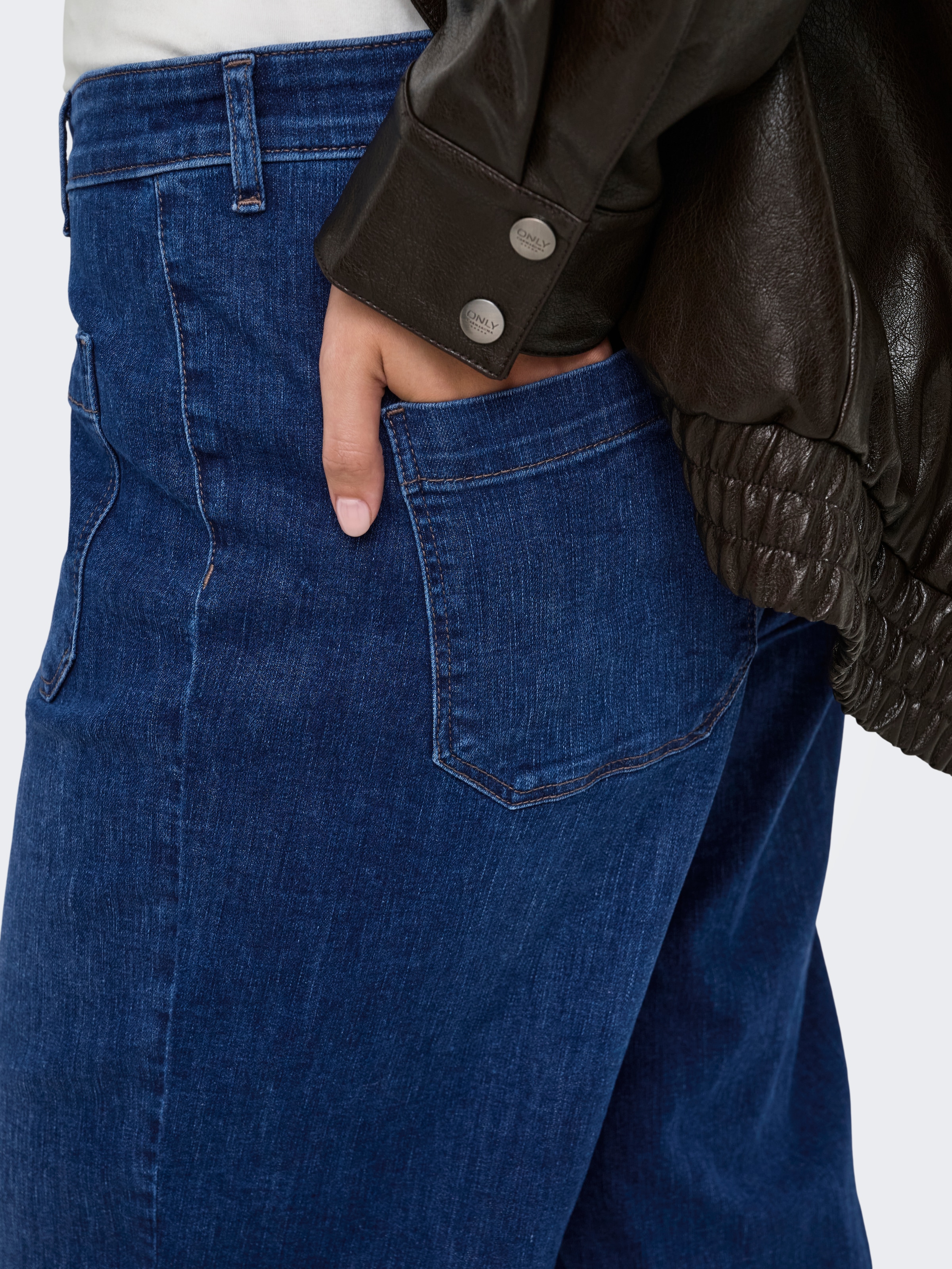 ONLY CARMAKOMA High-waist-Jeans »CARMADISON-WAUW HW POCKET WIDE BOX NOOS« Baumwollmischung, High Waist, sanft gewaschener dunkler Denim-Look