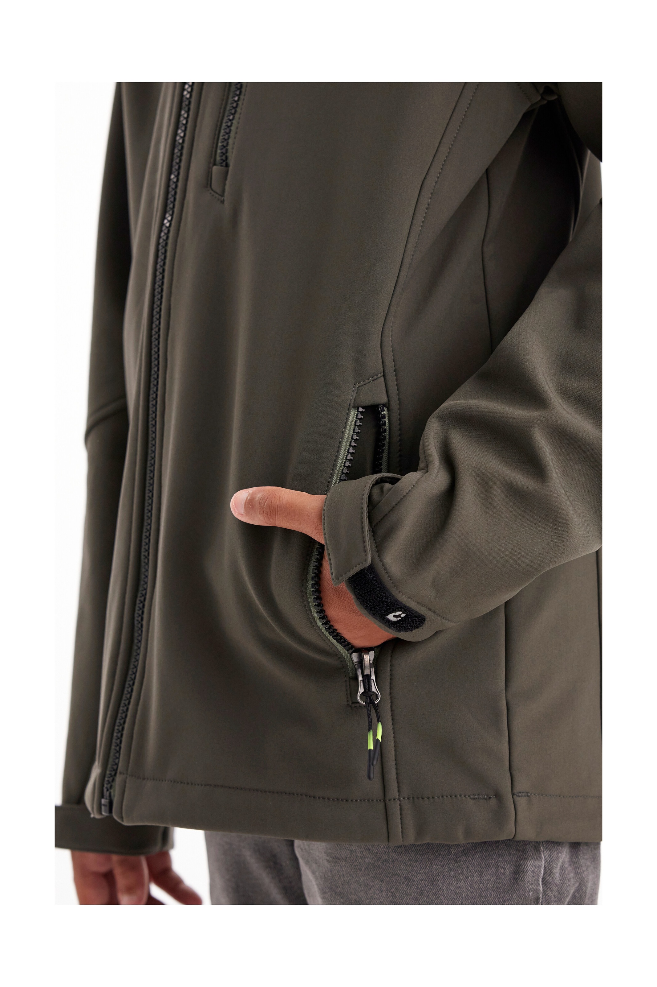 Killtec Softshelljacke »Jungen Softshelljacke«, Wasserabweisende Softshelljacke mit Fleece und verstellbaren Details