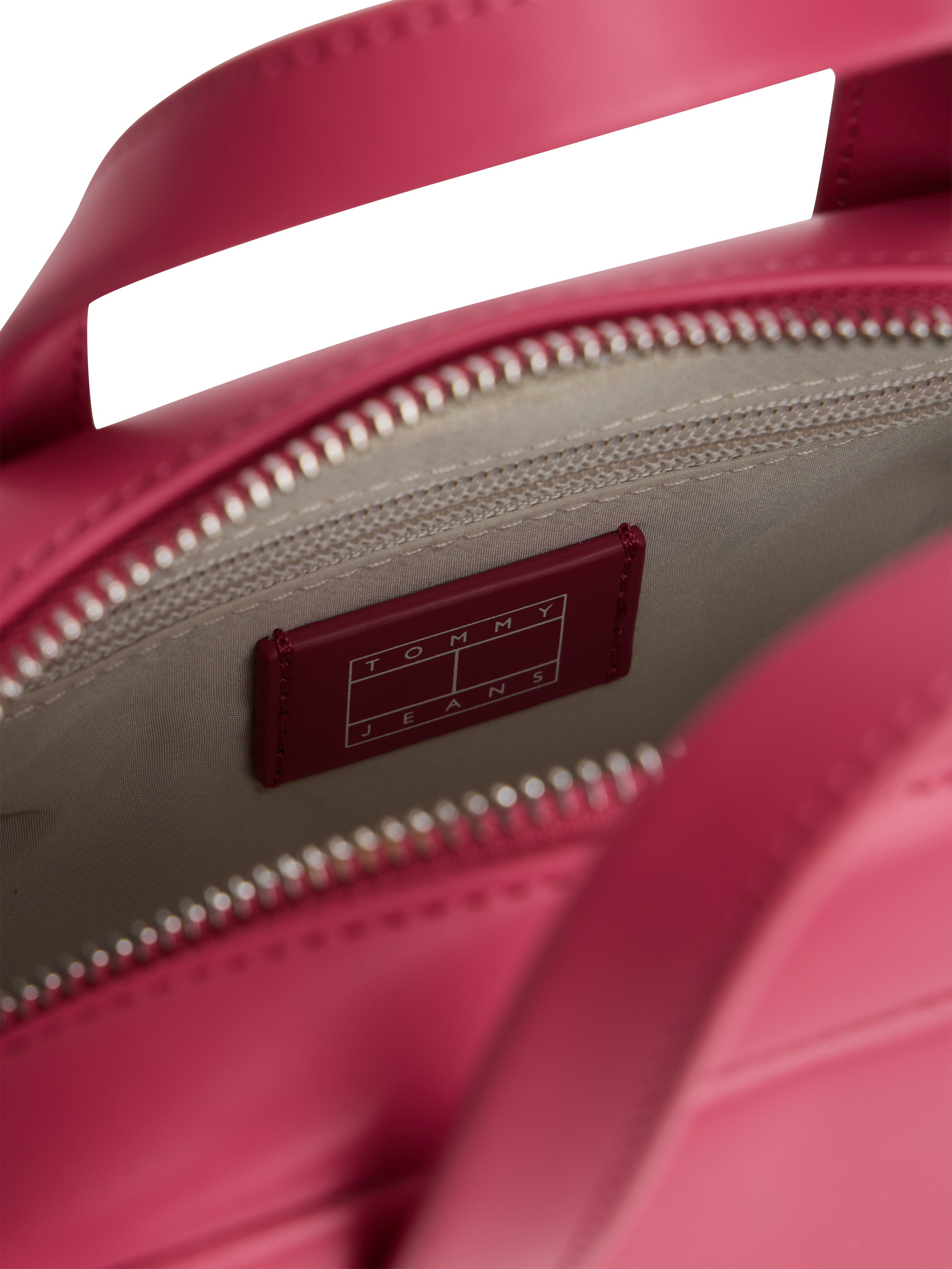 Tommy Jeans Umhängetasche »TJW CITY TRUNK CROSSOVER« , Damen Tragetasche, Schultertasche mit Herzchen-Applikation