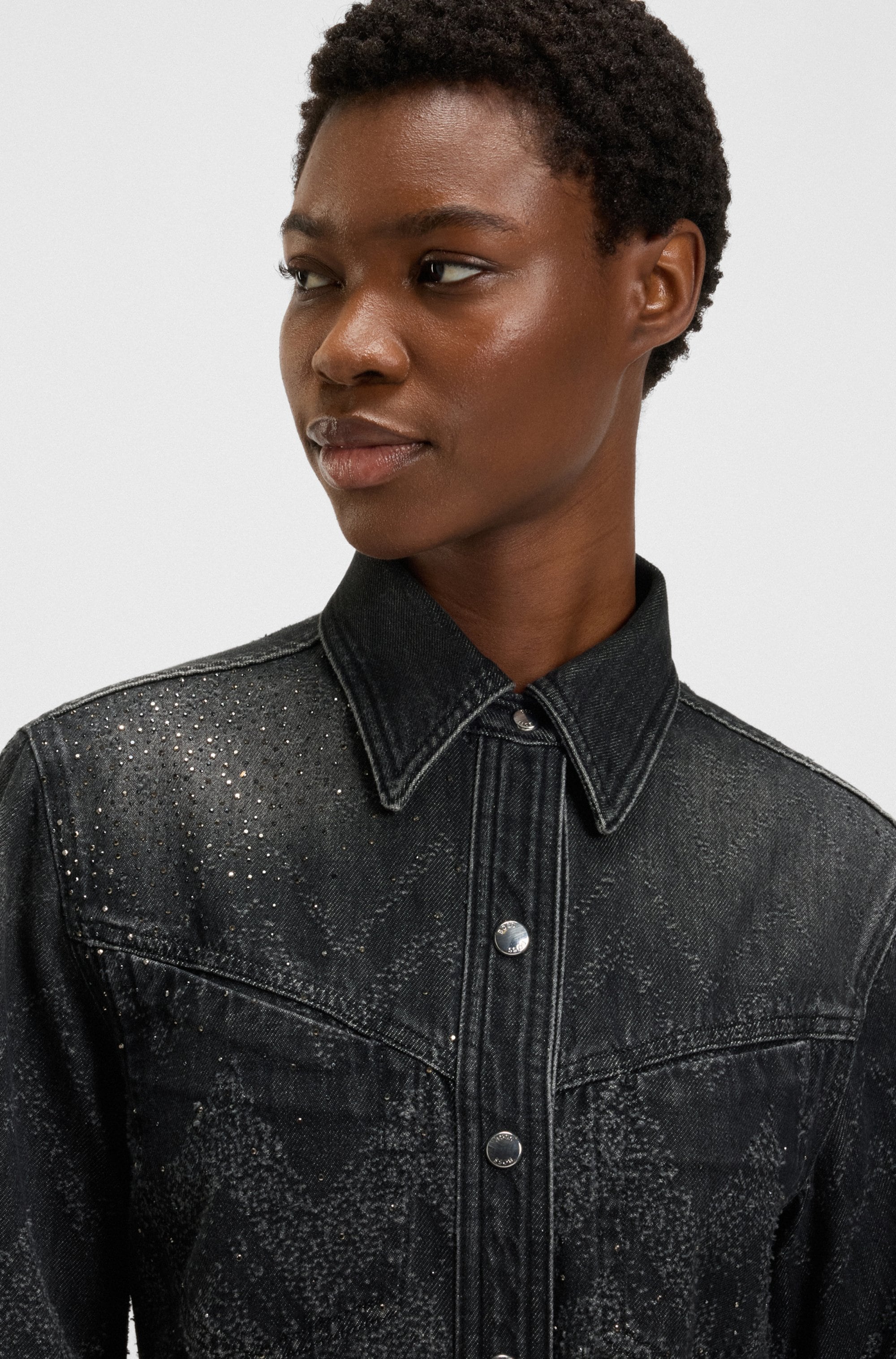 BOSS ORANGE Hemdbluse »SHIRT LS 1.0 Premium Damenmode«, in verkürzter Länge, mit Lasertextur