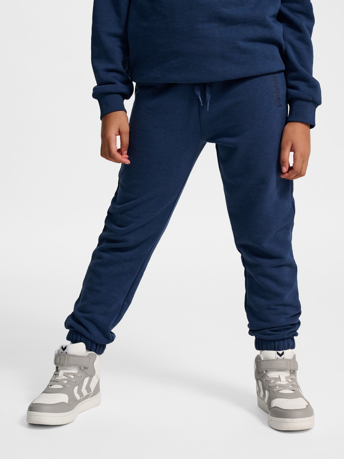 hummel Jogginghose »HMlJR BASE REGULAR PANTS«  aus Baumwolle und Polyester, mit String zur Passformregulierung