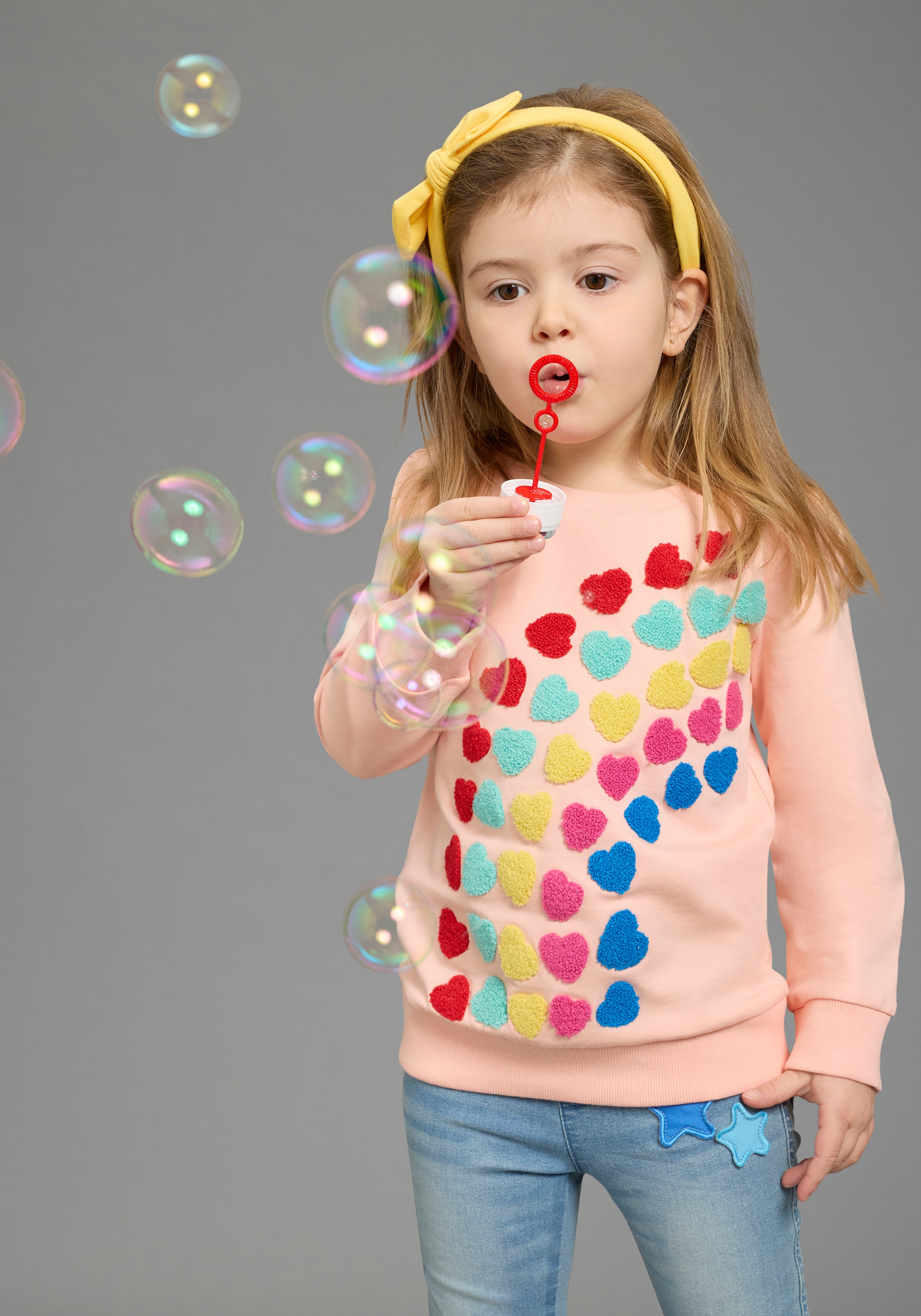 KIDSWORLD Sweatshirt »Sweatshirt Herz-Applikation«, mit Stickereien und Badges, Rundhalsausschnitt, Basic Passform

