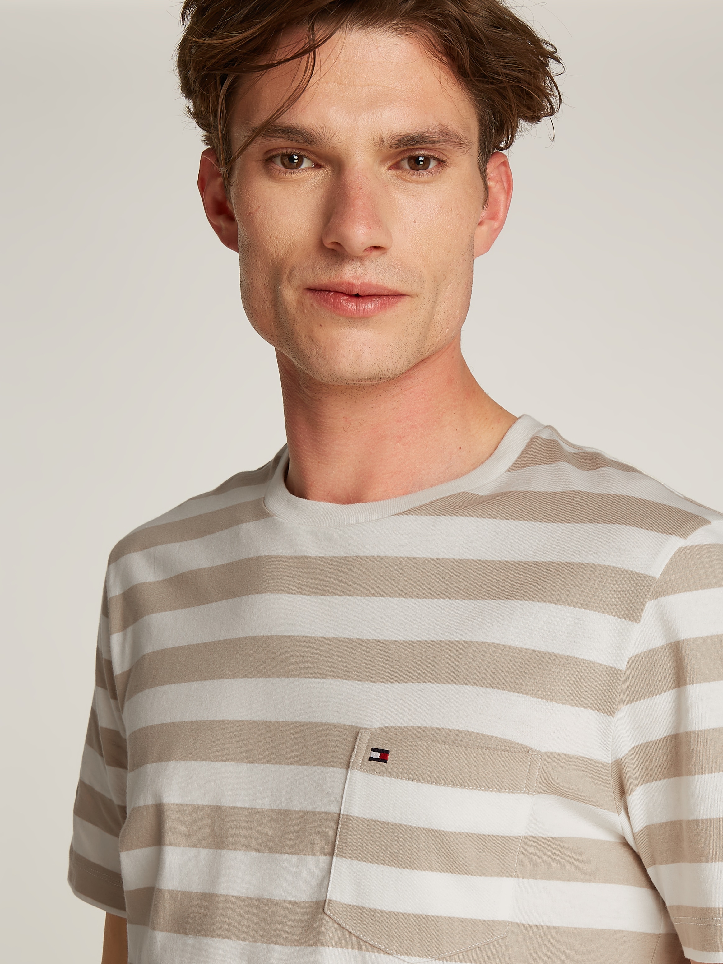 Tommy Hilfiger T-Shirt »ESSENTIAL SOLID POCKET TEE«