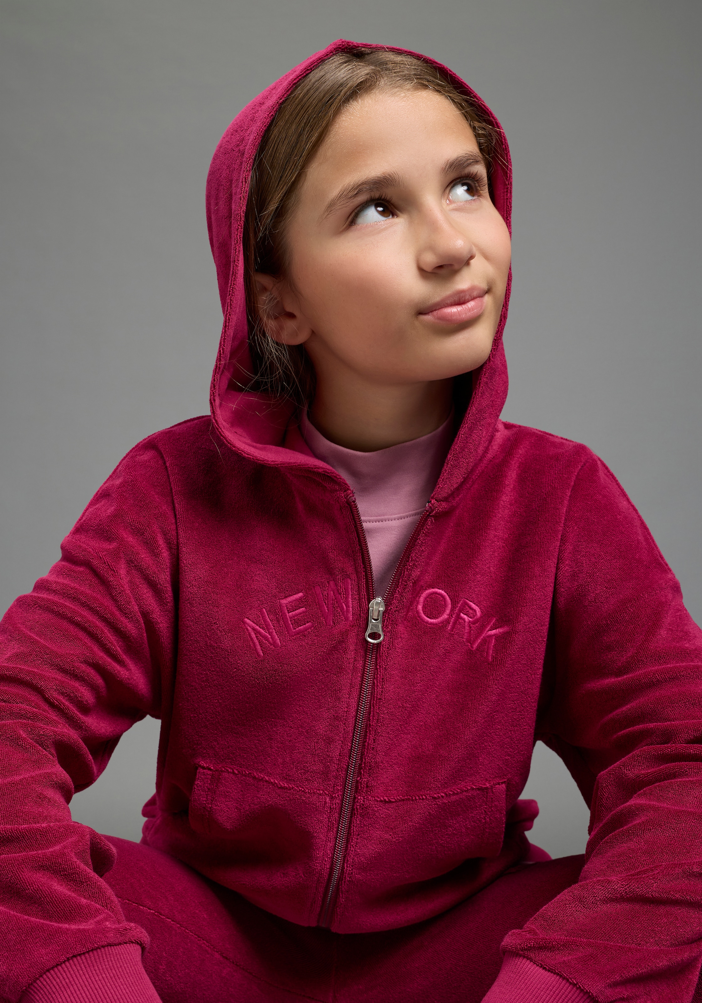 H.I.S Sweatjacke »Kuschelweiche Nicki-Jacke« mit Kapuze, für vielseitige Einsätze, mit Stickerei