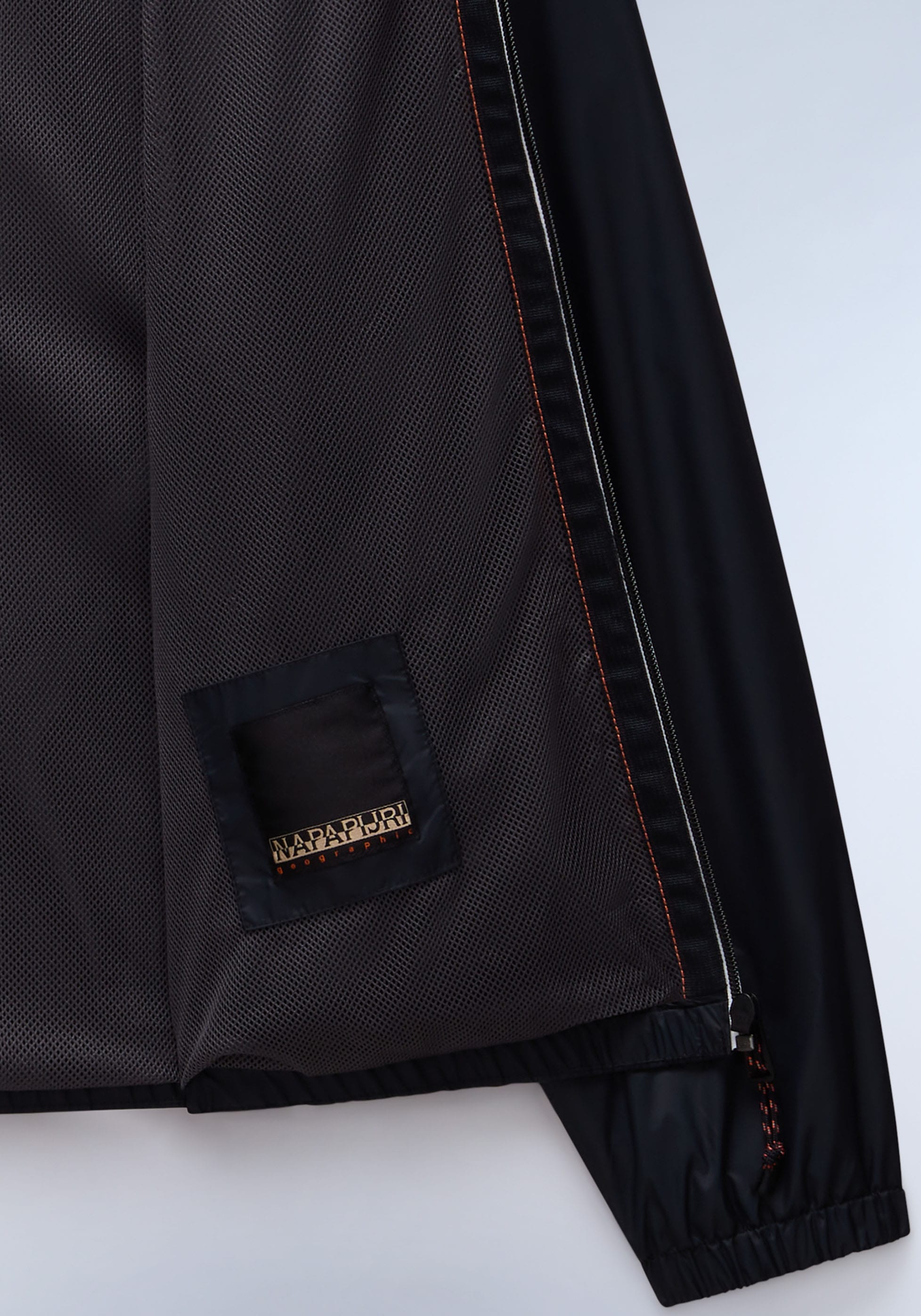 Napapijri Windbreaker »A-CLOUDY 041 BLACK«, mit Kapuze, Mit Markenlabel von Napapijri im Rücken und auf dem Ärmel