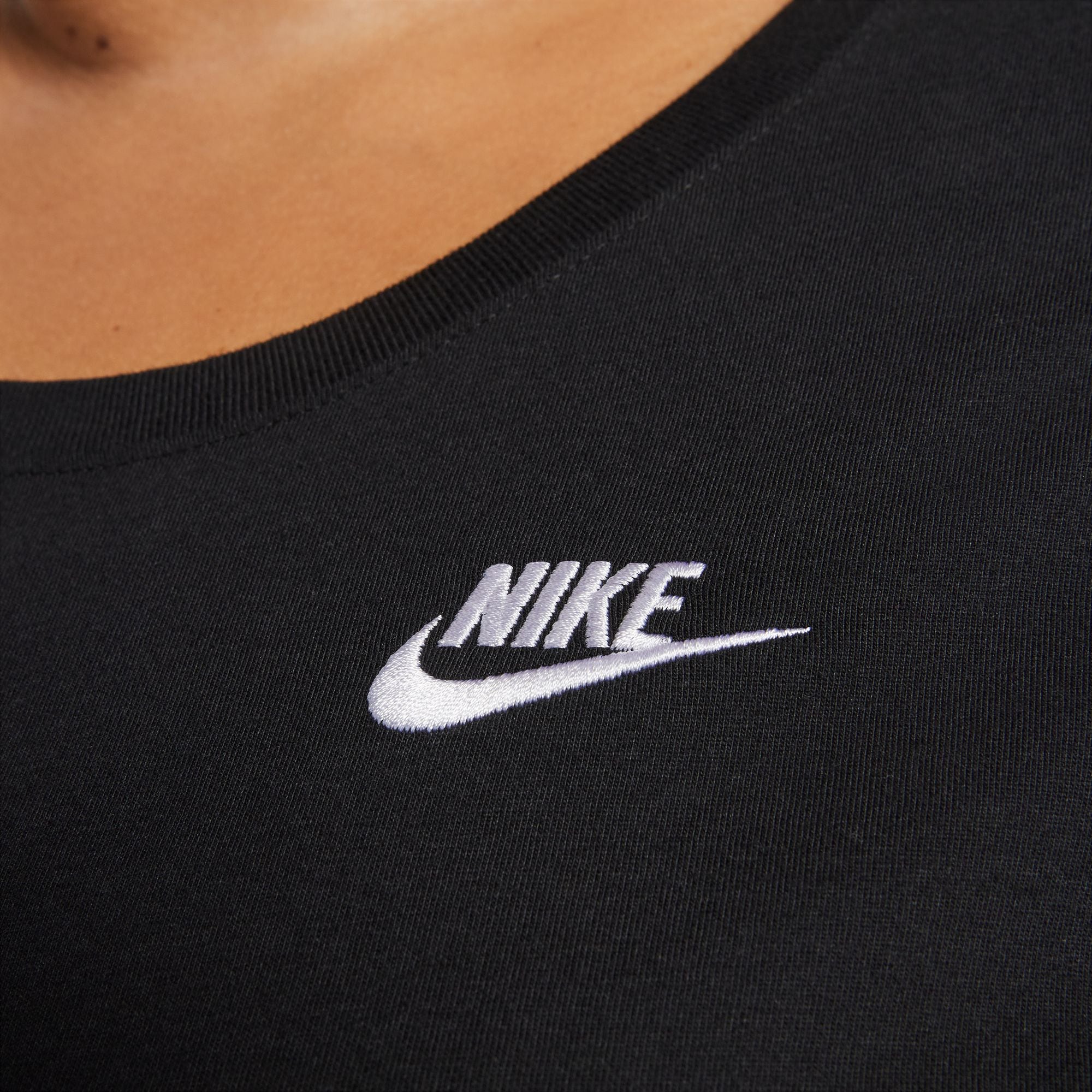 Nike Sportswear T-Shirt »CLUB ESSENTIALS WOMEN'S T-SHIRT (PLUS SIZE)« etwas weiterer Schnitt, kürzere Länge am Body, sportlicher Stil