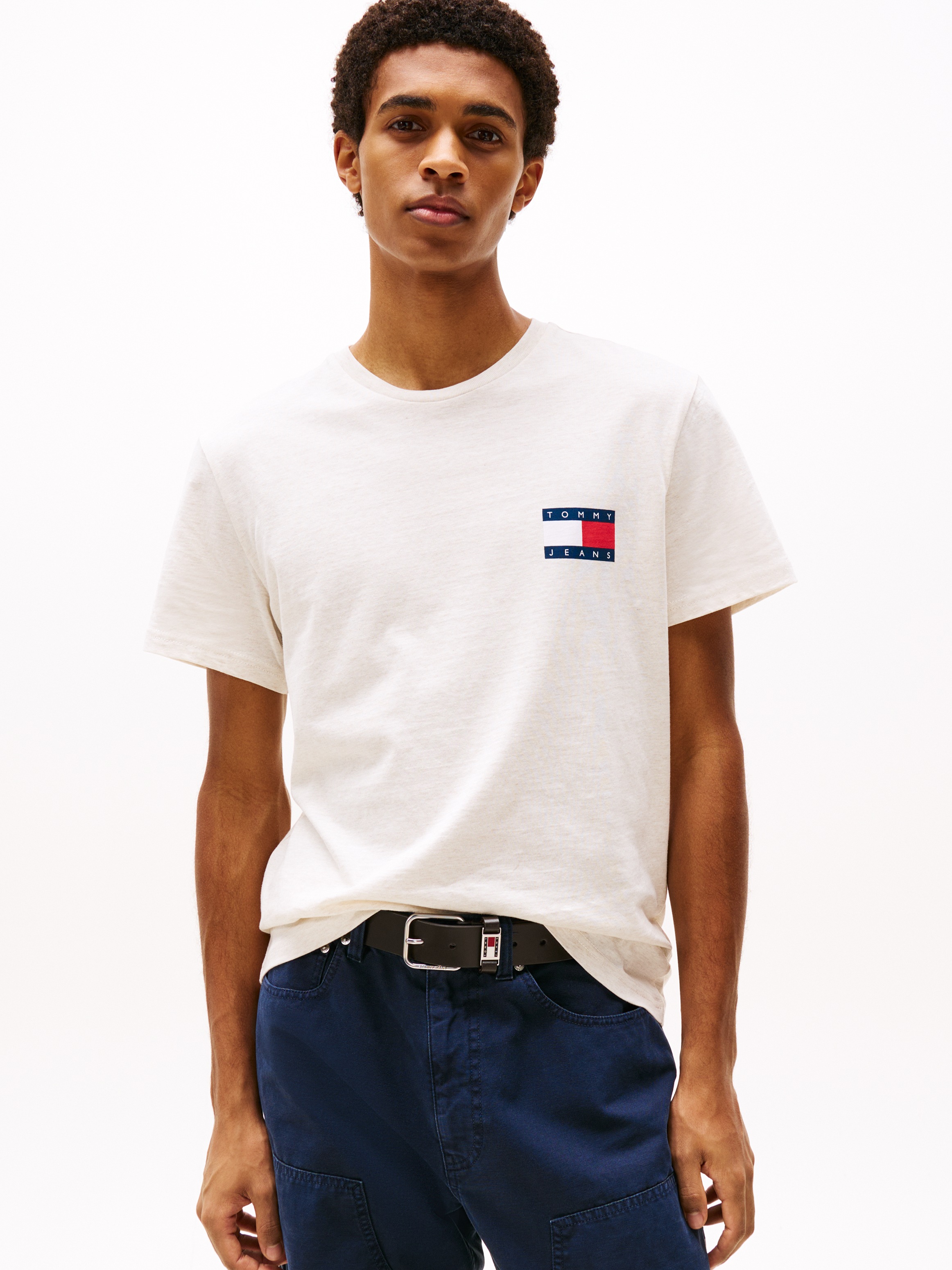 Tommy Jeans T-Shirt »TJM SLIM ESSENTIAL FLAG TEE EXT«, Mit Rundhalsausschnitt