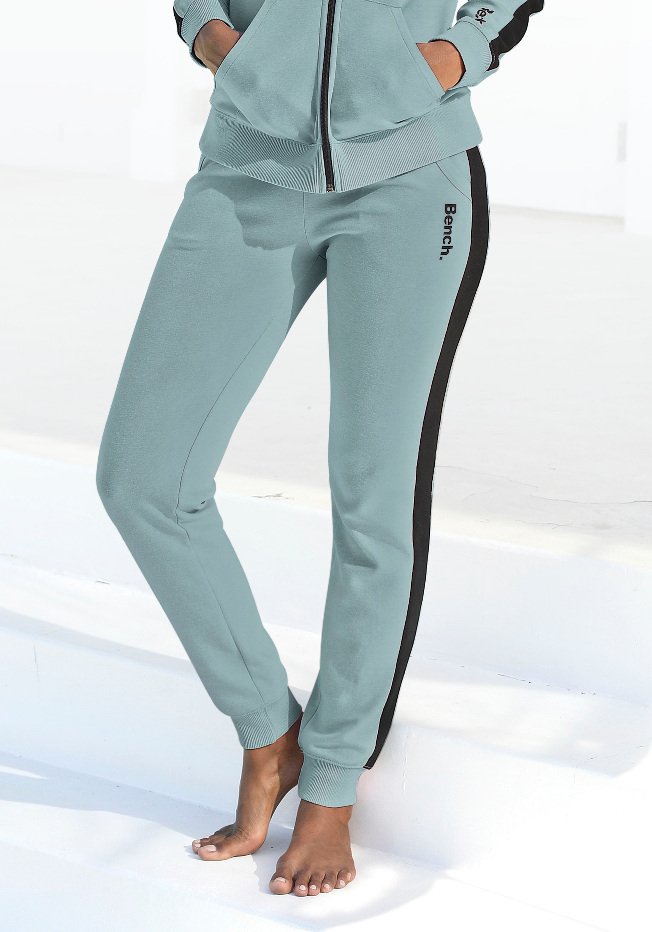 Bench. Loungewear Sweathose, mit Seitenstreifen und schmalem Bein,  Loungeanzug bestellen online bei OTTO