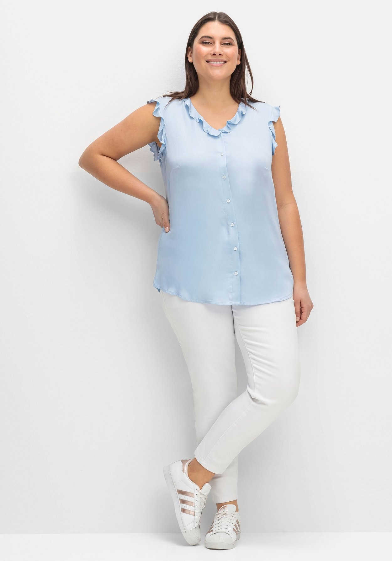 Sheego Rüschenbluse »Bluse in ärmelloser Form mit Volants«, in ärmelloser Form mit Volants