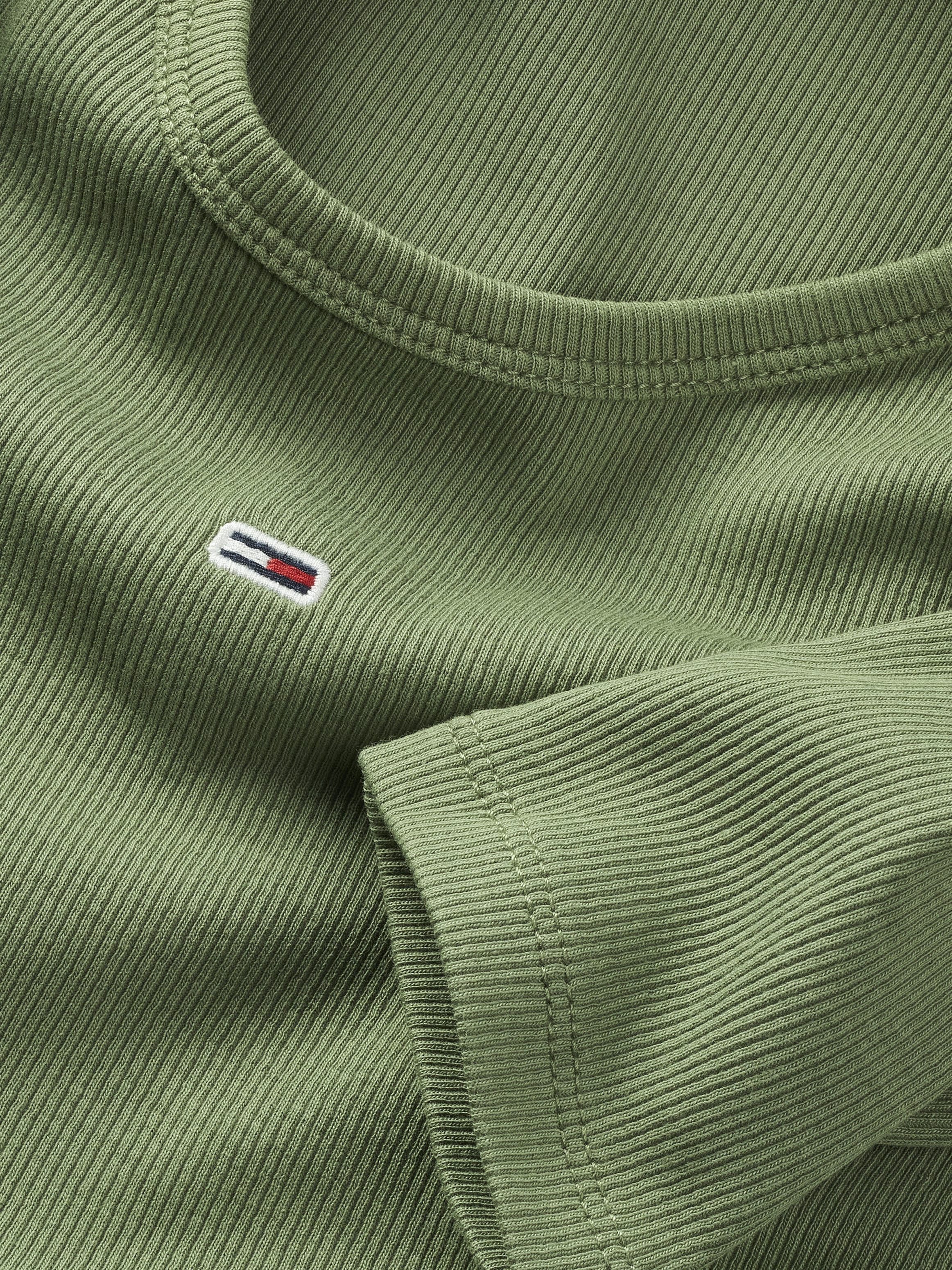 Tommy Jeans Langarmshirt »TJW SLIM ESSENTIAL RIB LS«, mit Logostickerei