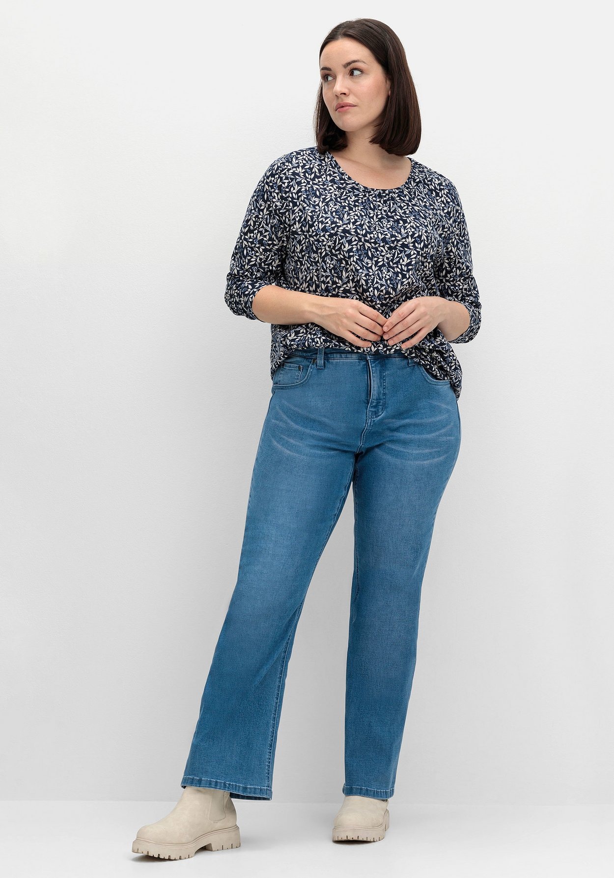 Sheego Langarmshirt »Langarmshirt aus Baumwolljersey mit Minimalprint«, aus Baumwolljersey mit Minimalprint