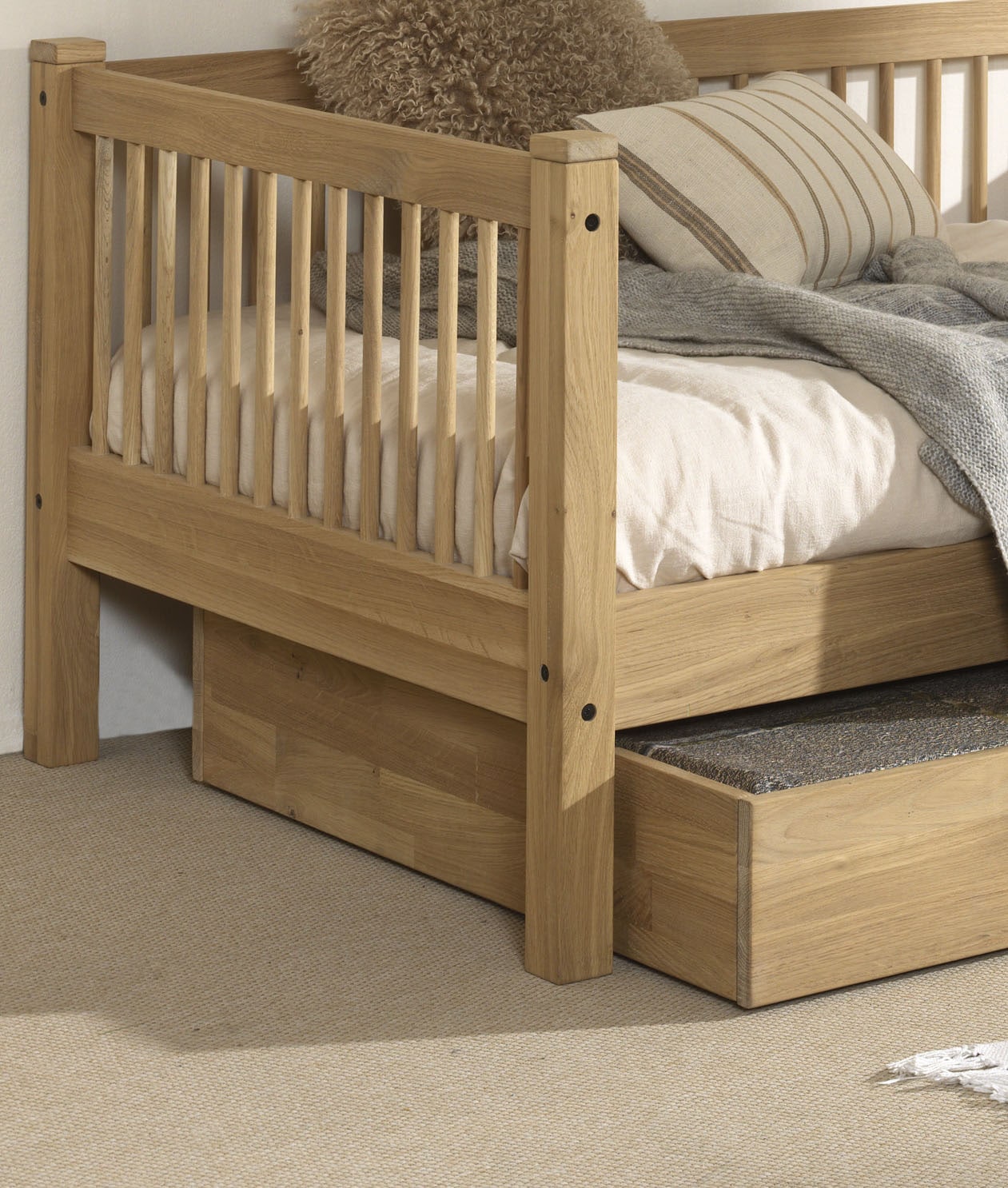 Home affaire Daybett »Forrest 90/200 aus massiver Eiche, Oberfläche geölt, stabil gebaut«, (B/H/T ca. 207,5x68x97,5cm, inkl. Massivholz Rolllattenrost), mit Sprossenumrandung, Rausfallschutz vorne, ohne o. mit Bettschublade
