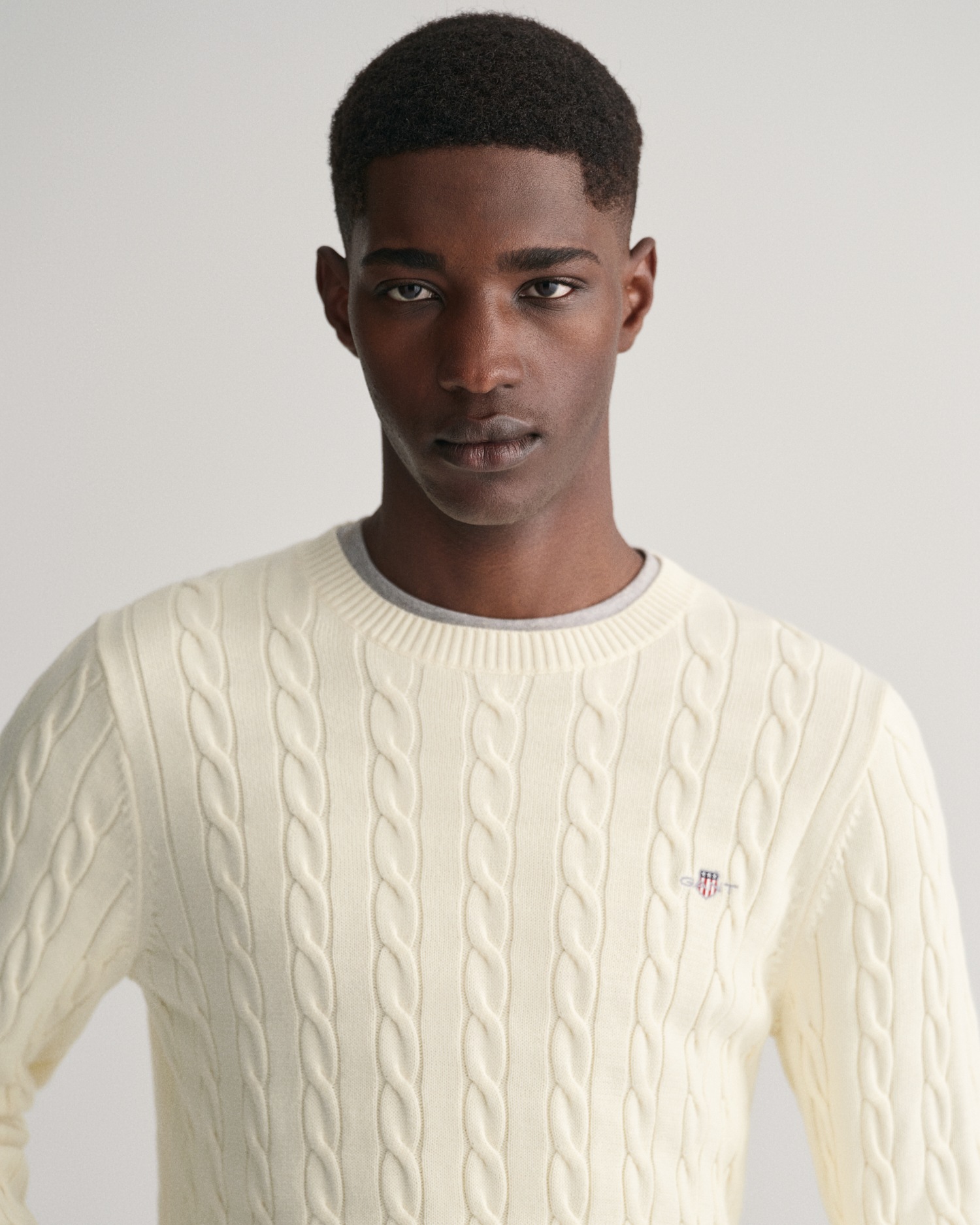 Gant Strickpullover »COTTON CABLE C-NECK«, mit Wappen-Logostickerei auf der Brust