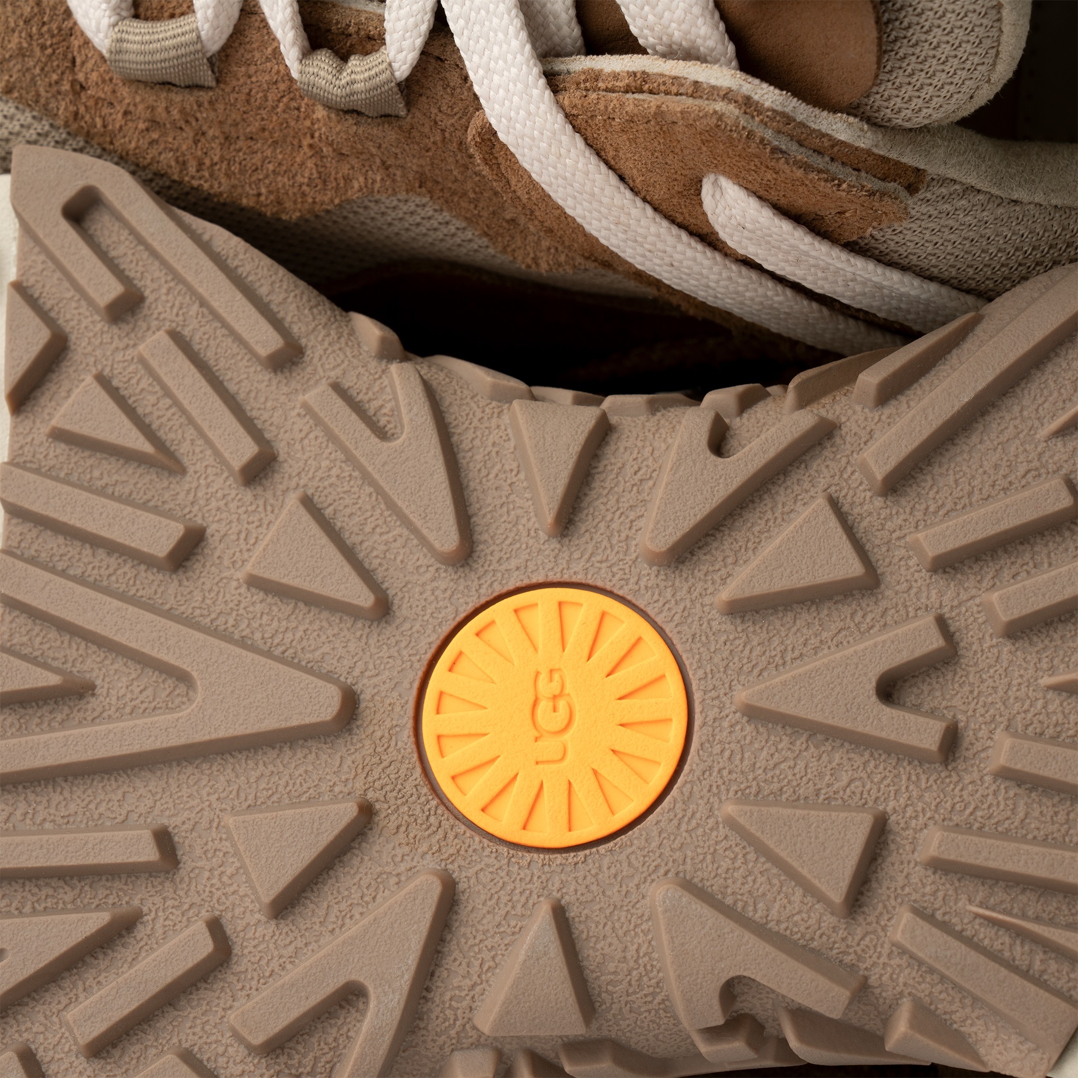 UGG Sneaker »RETROFI LOW«, Plateausneaker, Chunky Sneaker, Schnürschuh mit weichem Fußbett