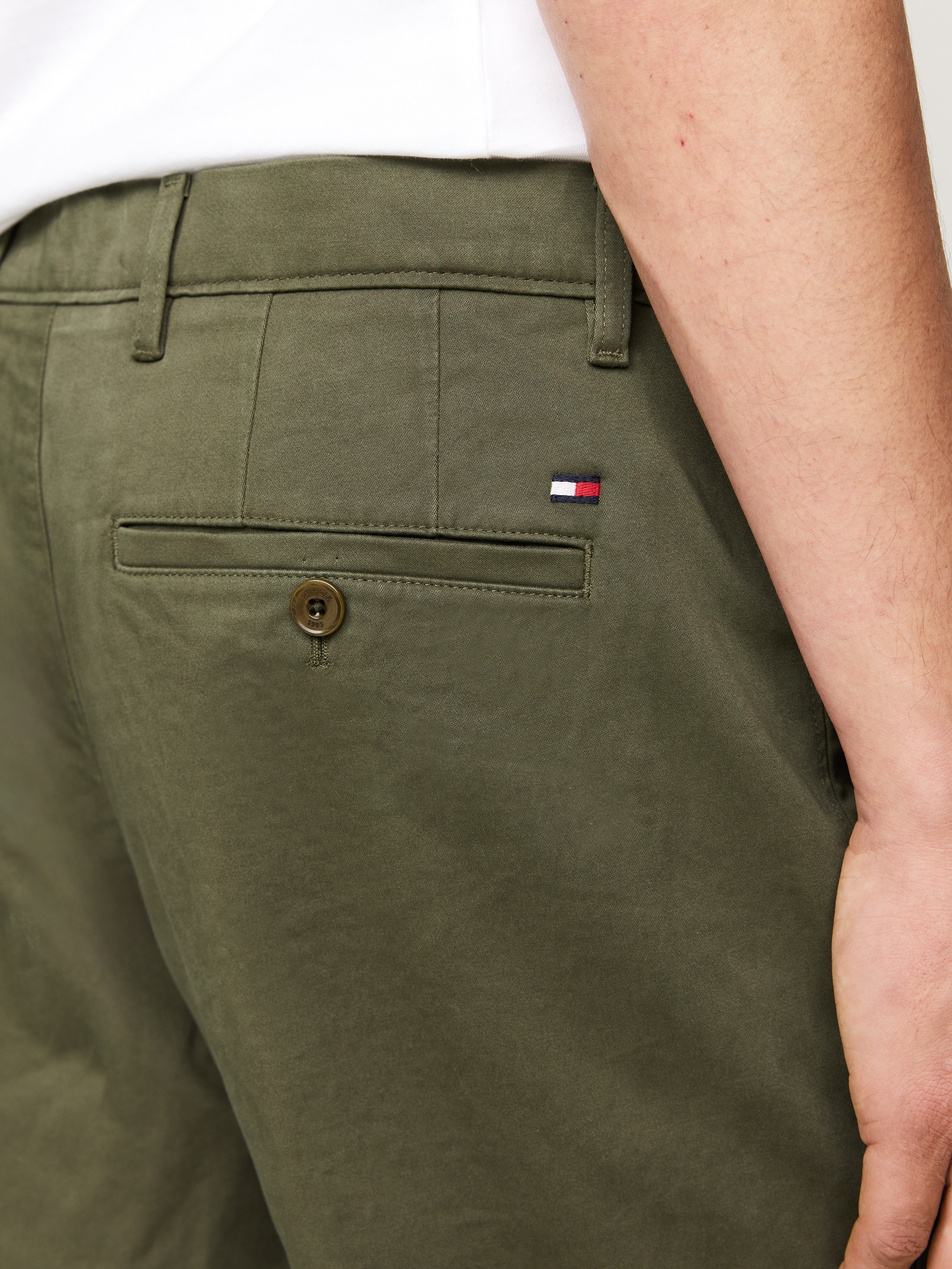 Tommy Hilfiger Chinohose »DENTON CHINO SATIN«, mit Gesäßtaschen mit Knopf, Logostickerei