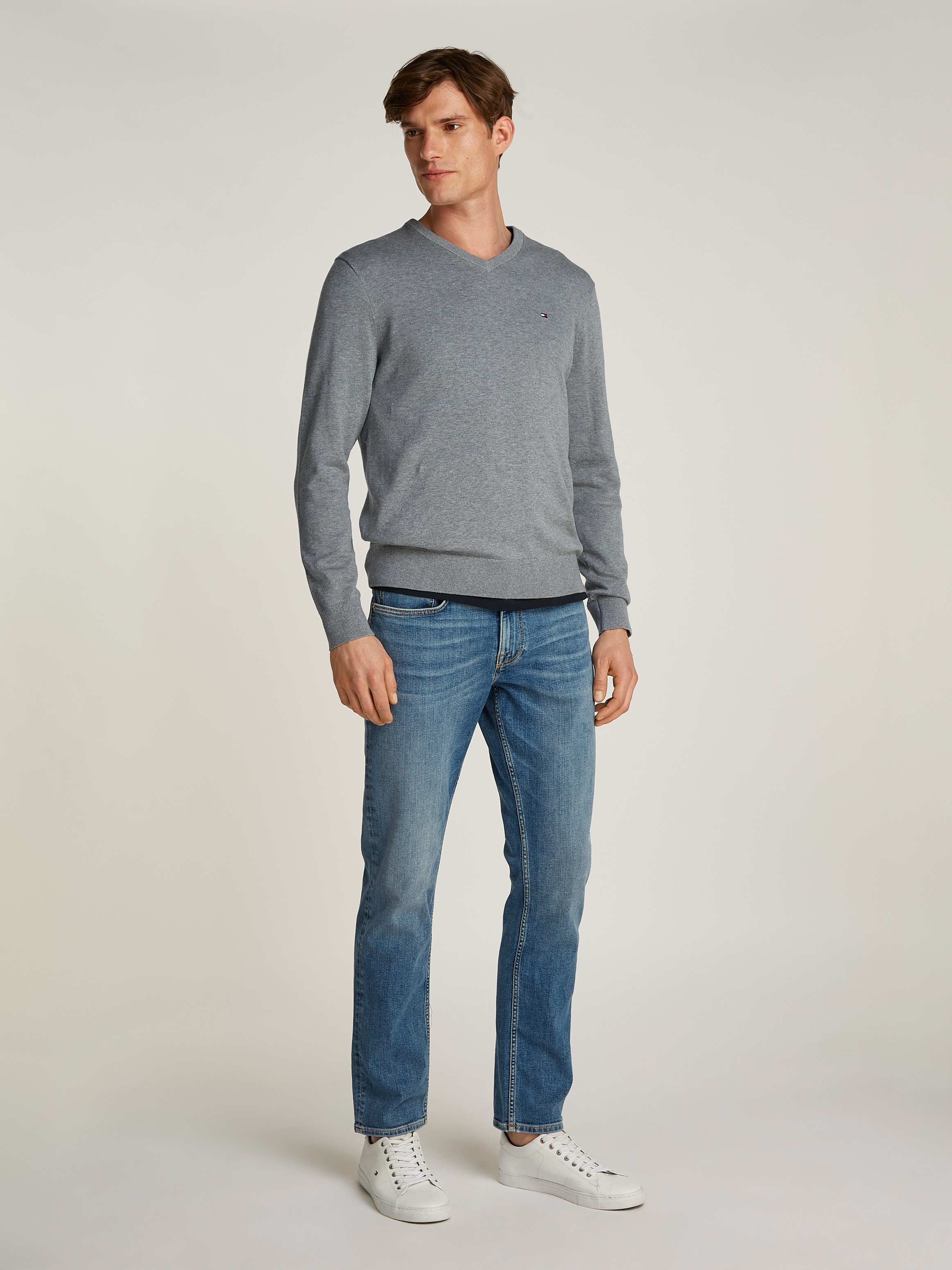 Tommy Hilfiger Strickpullover »ESSENTIAL COTTON V NECK mit V-Ausschnitt und Stickerei«, unifarben, casual, regular fit, Baumwolle, V-Ausschnitt