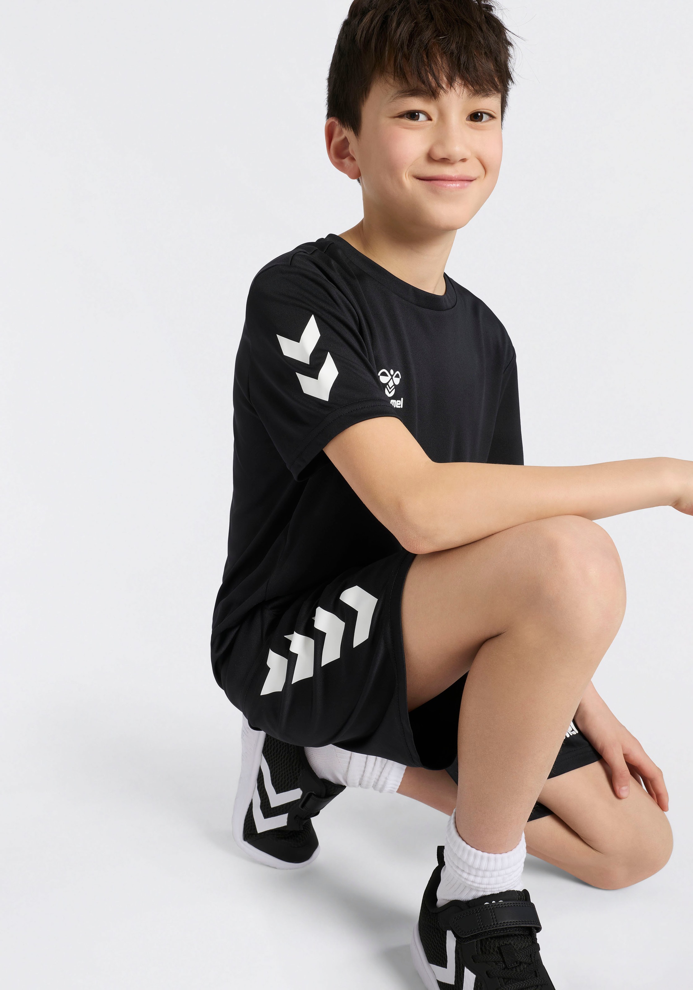 hummel T-Shirt & Shorts »HMLLOGO SET KIDS« Set, 2, 2 Stk. mit elastischem Bund, aus Polyester, pflegeleicht, sportlicher Stil