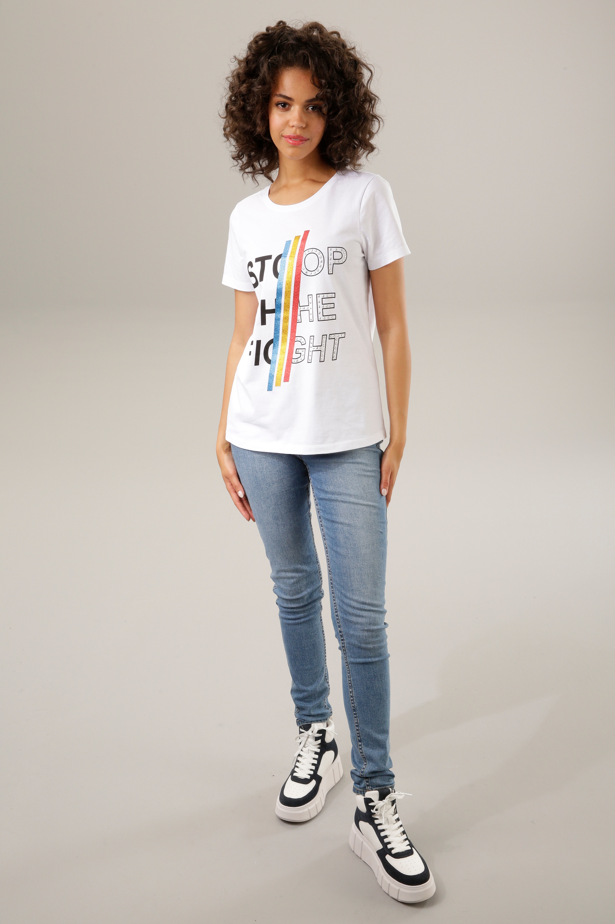 Aniston bestellen Print-Shirt, Glitzerstreifen, bei mit bunten CASUAL Nieten OTTO Schriftzug und