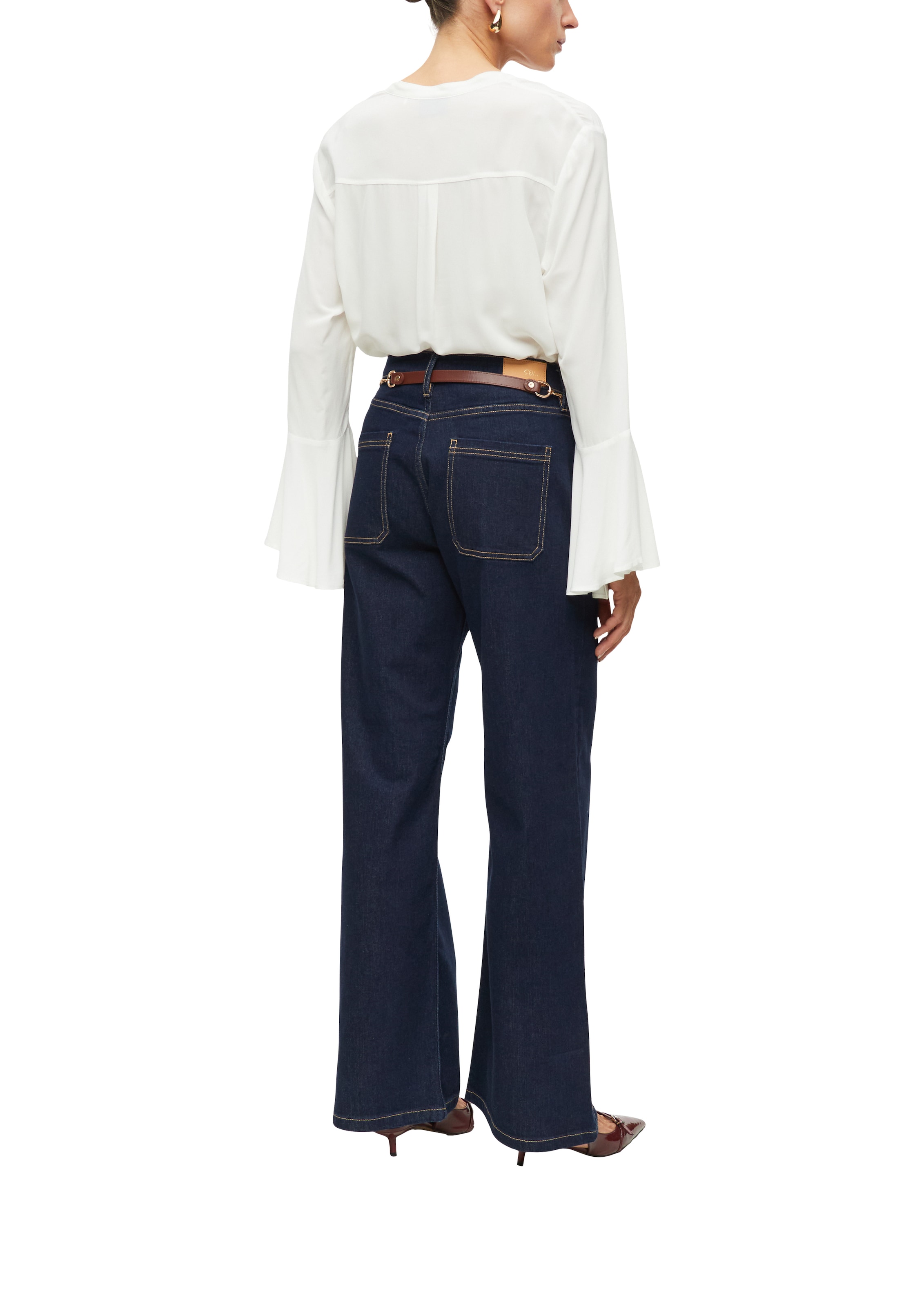 s.Oliver BLACK LABEL Bootcut-Jeans mit aufgesetzten Taschen und Gürtel