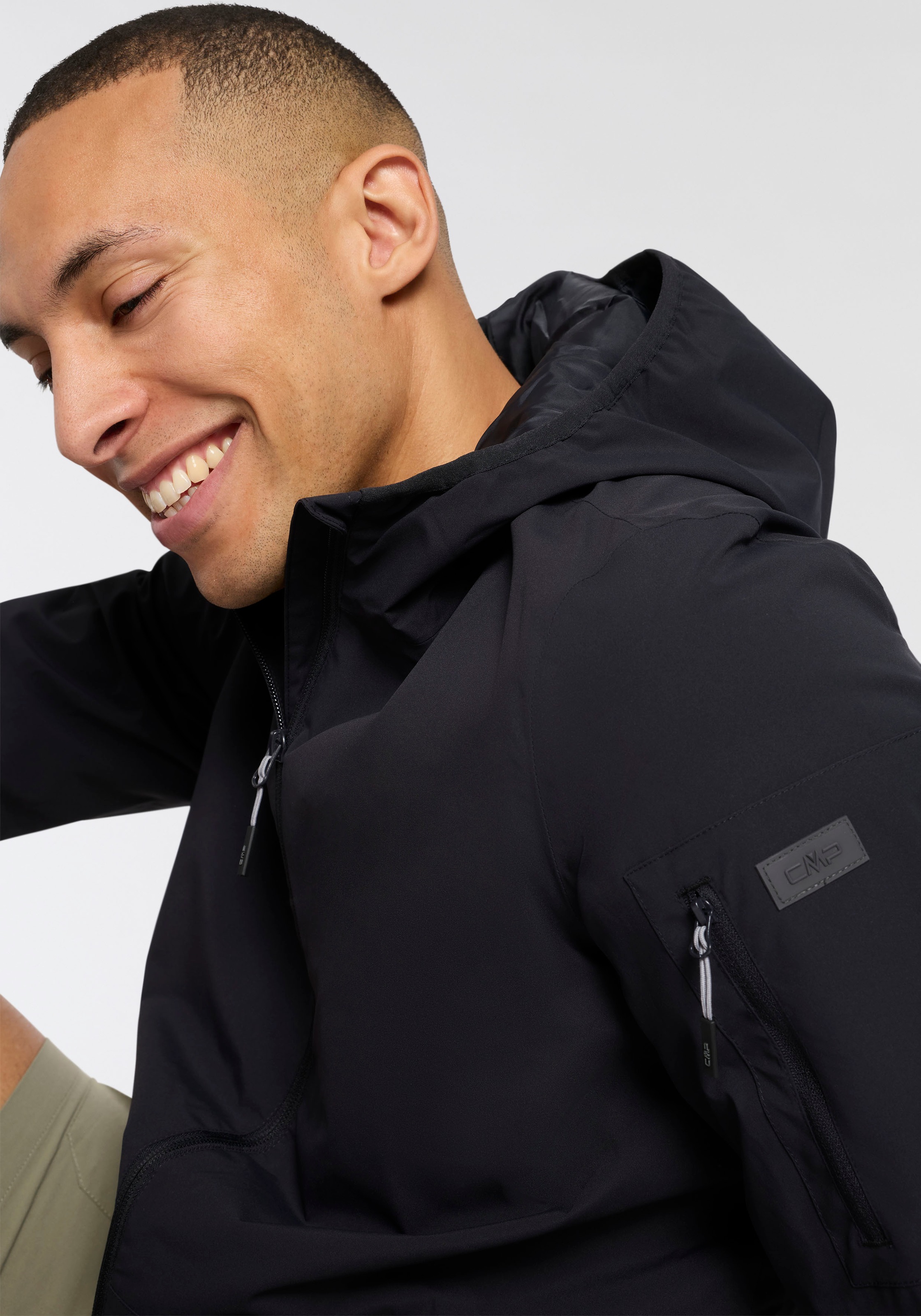 CMP Funktionsjacke mit Kapuze für Wandern und Outdoor-Aktivitäten, mit praktischer Ärmeltasche